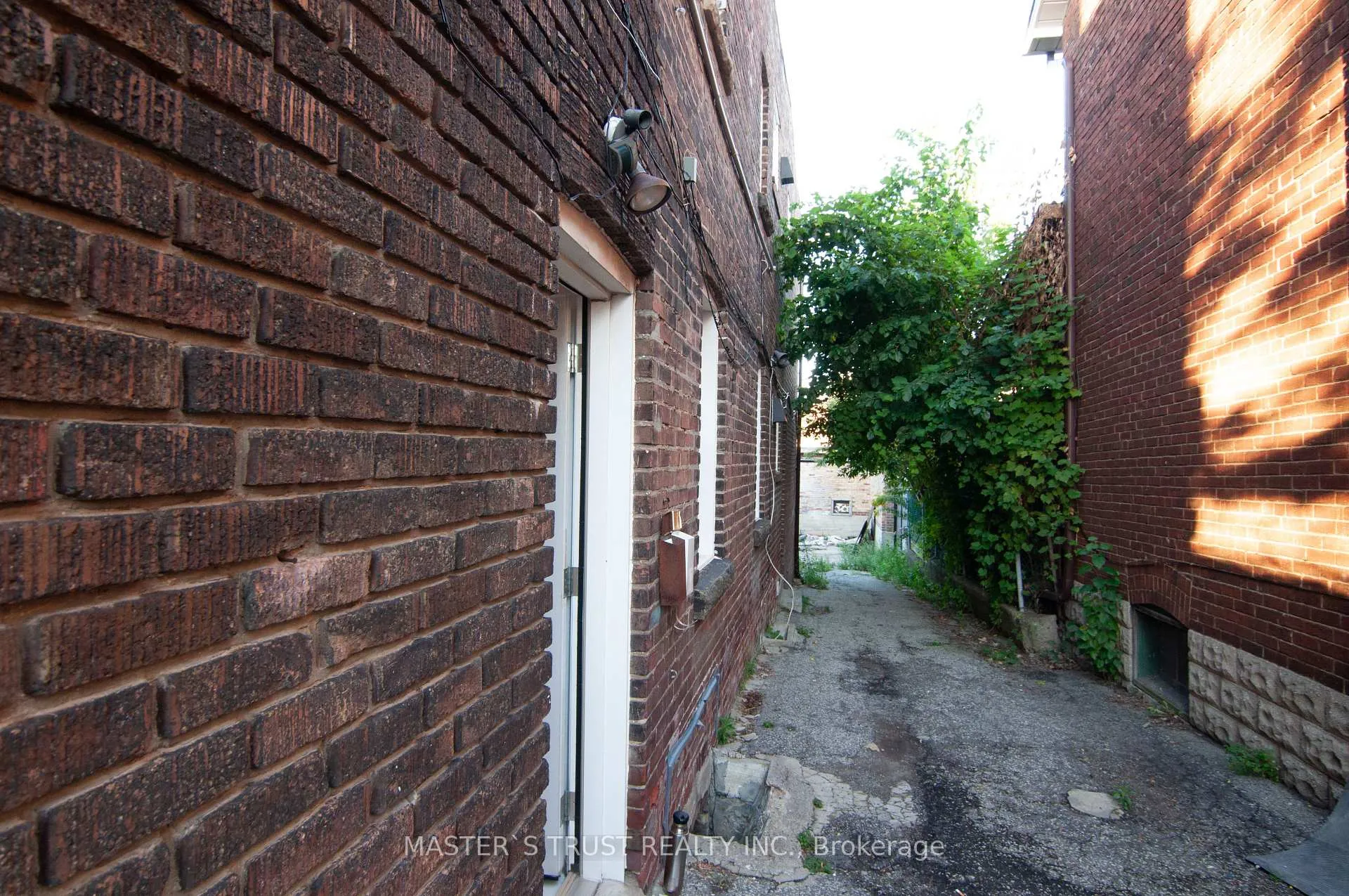 Photo 2 of Unit Upper, 567 Oakwood Avenue, Toronto, Oakwood Village — HOMEH