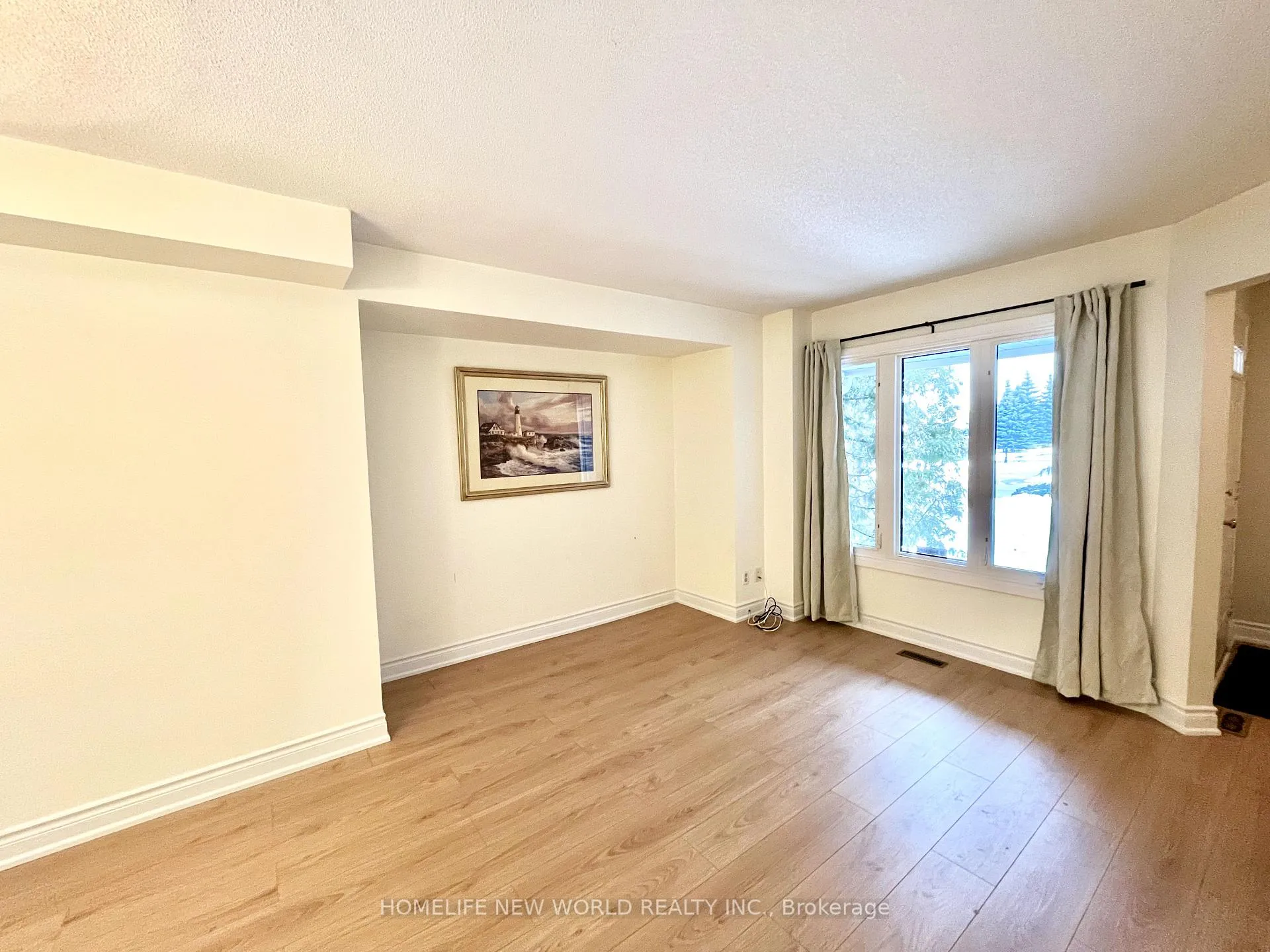Photo 4 of 102 Ducatel Crescent, Ajax, Central — HOMEH