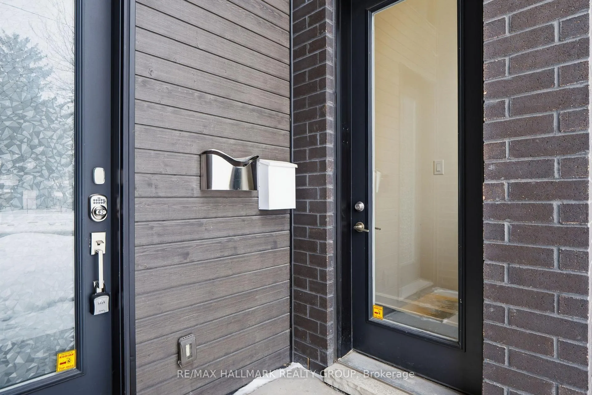 Photo 2 of Unit B, 506 Mutual Street, Ottawa, Castle Heights — HOMEH