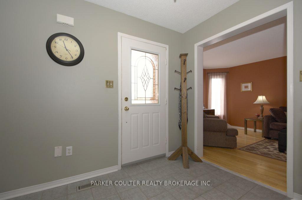 Photo 4 of 7 Teal Place, Barrie, Painswick South — HOMEH