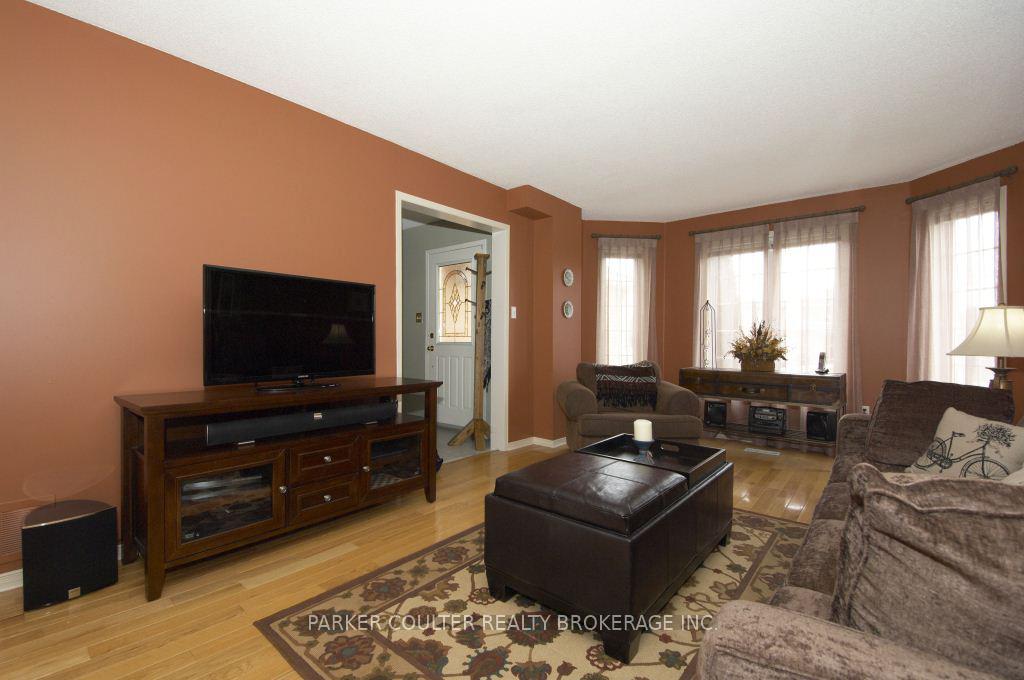 Photo 5 of 7 Teal Place, Barrie, Painswick South — HOMEH