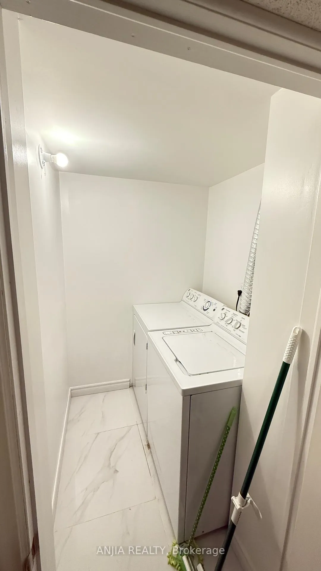 Photo 5 of 1 Brewsland Crescent, Markham, Thornlea — HOMEH