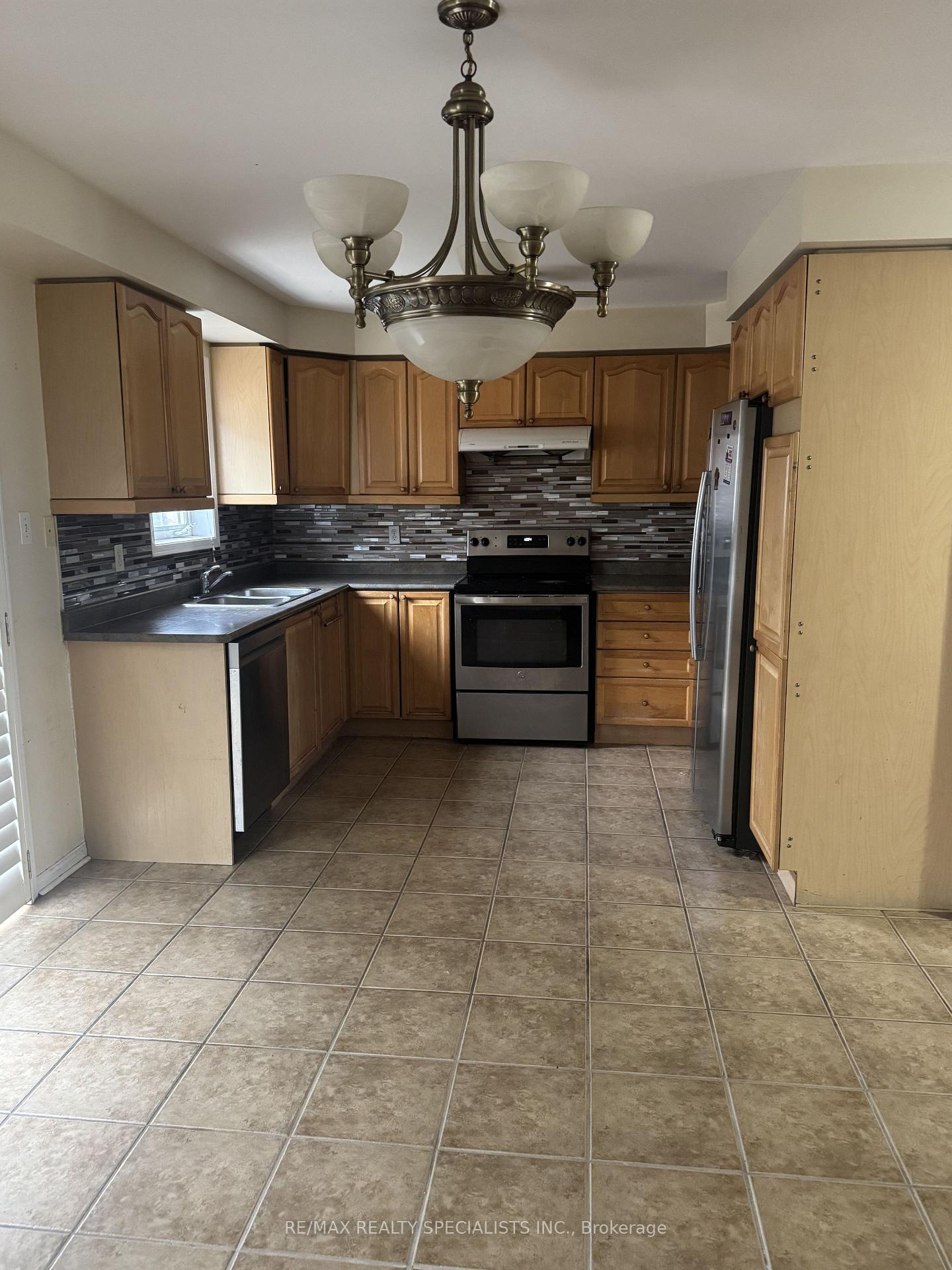 Photo 5 of 19 Colbeck Crescent, Brampton, Fletcher's Meadow — HOMEH