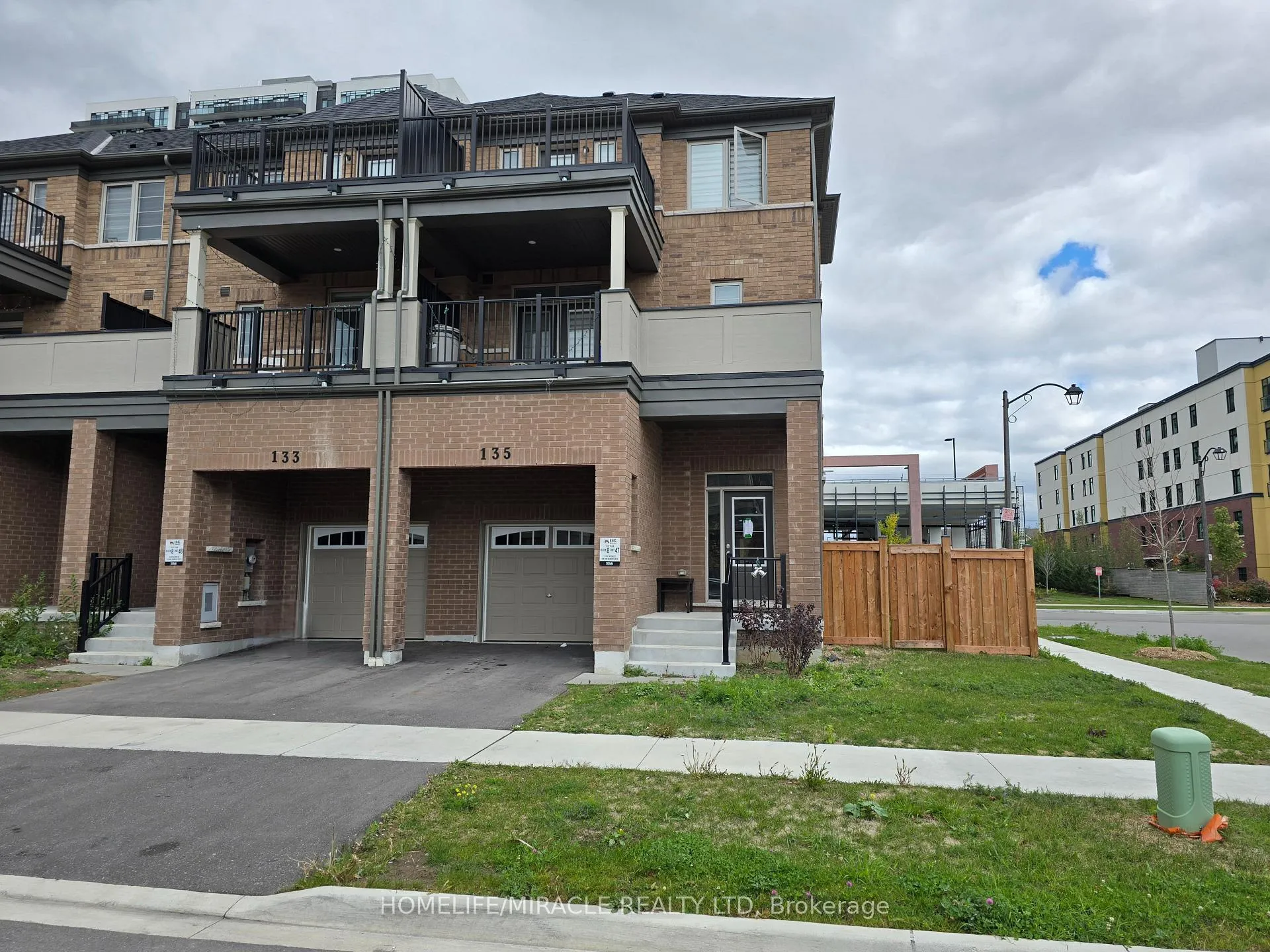 Photo 2 of 135 Air Dancer Crescent, Oshawa, Windfields — HOMEH