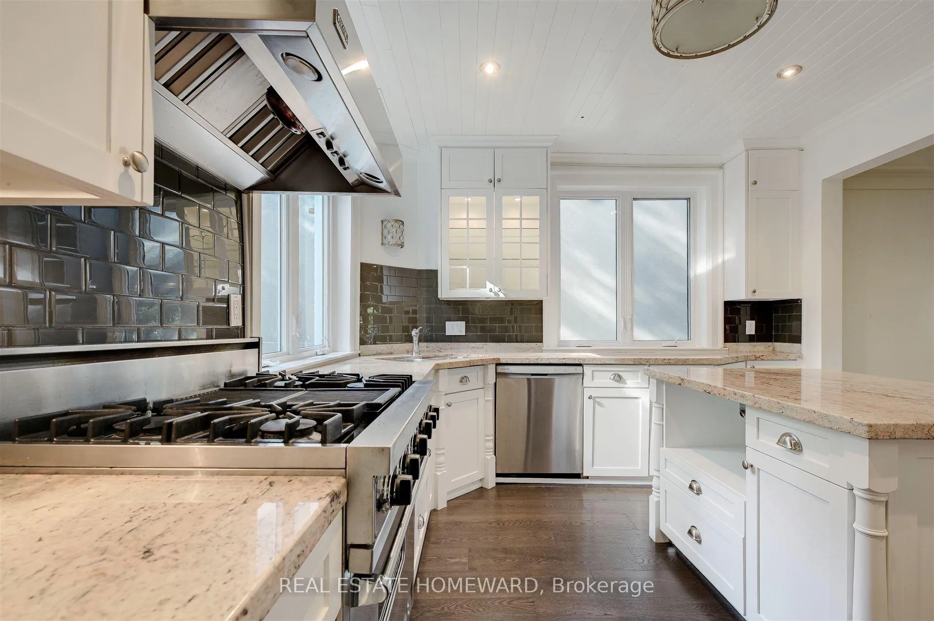 Photo 10 of 15 Pine Crescent, Toronto, The Beaches — HOMEH