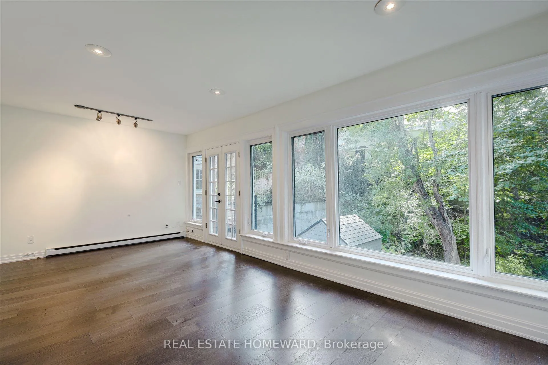 Photo 14 of 15 Pine Crescent, Toronto, The Beaches — HOMEH