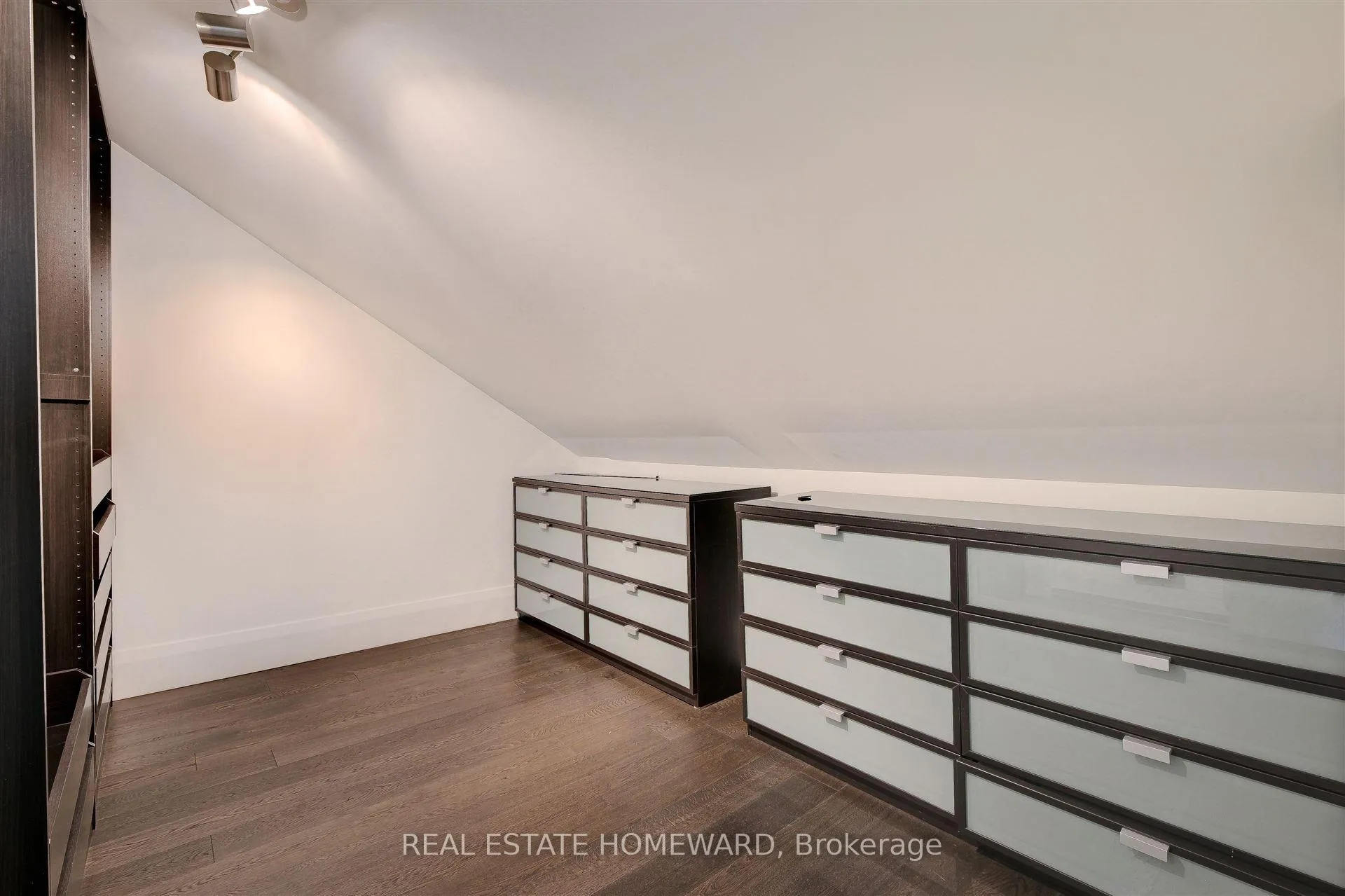 Photo 17 of 15 Pine Crescent, Toronto, The Beaches — HOMEH