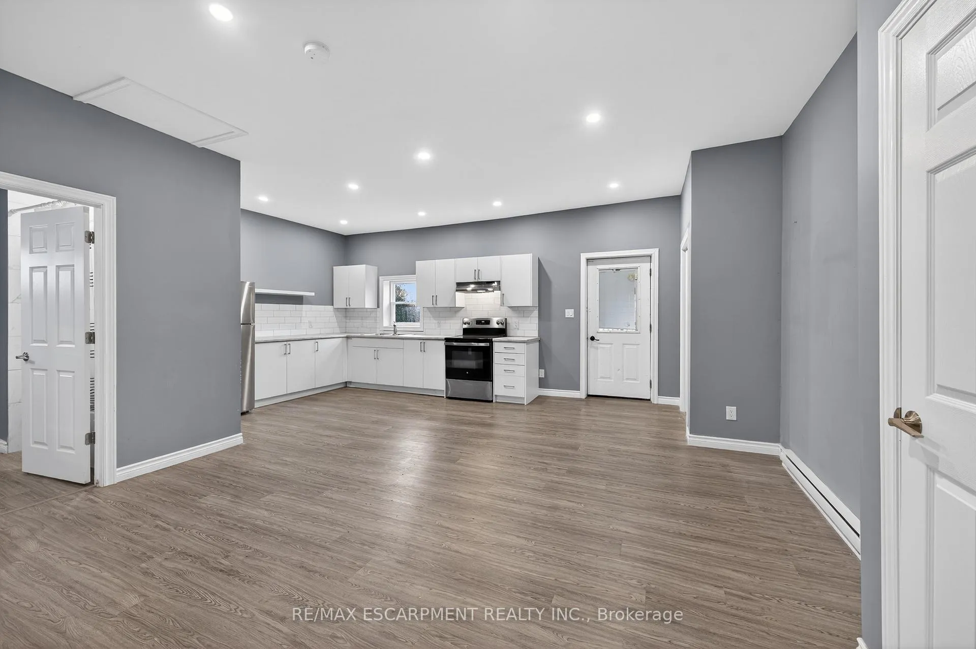 Photo 4 of Unit 3, 12 Main Street E, Haldimand — HOMEH
