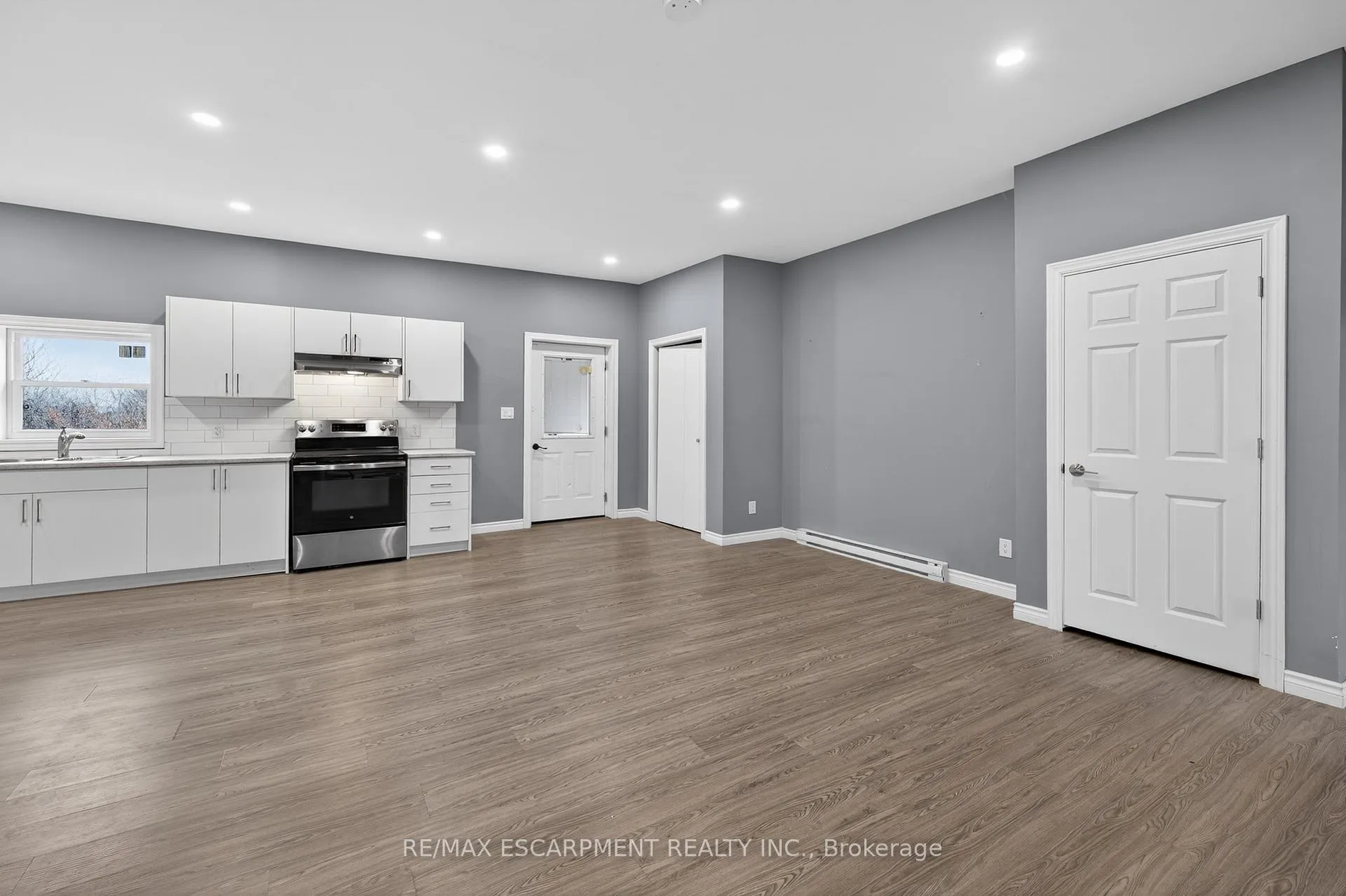 Photo 5 of Unit 3, 12 Main Street E, Haldimand — HOMEH