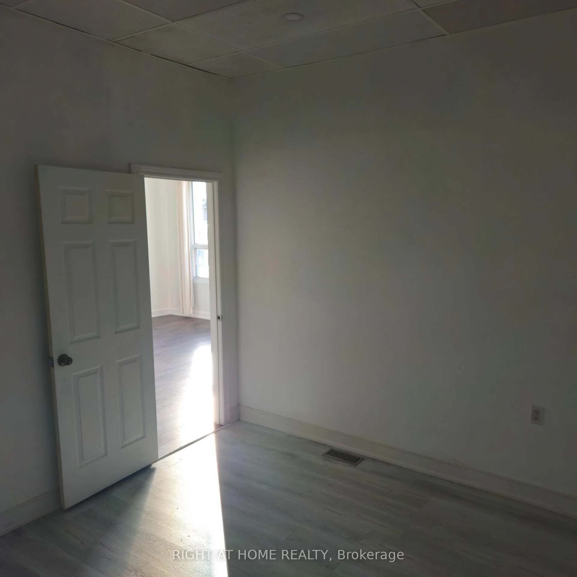 Photo 6 of Unit 1, 64 Wellington Street E, Aurora, Aurora Village — HOMEH