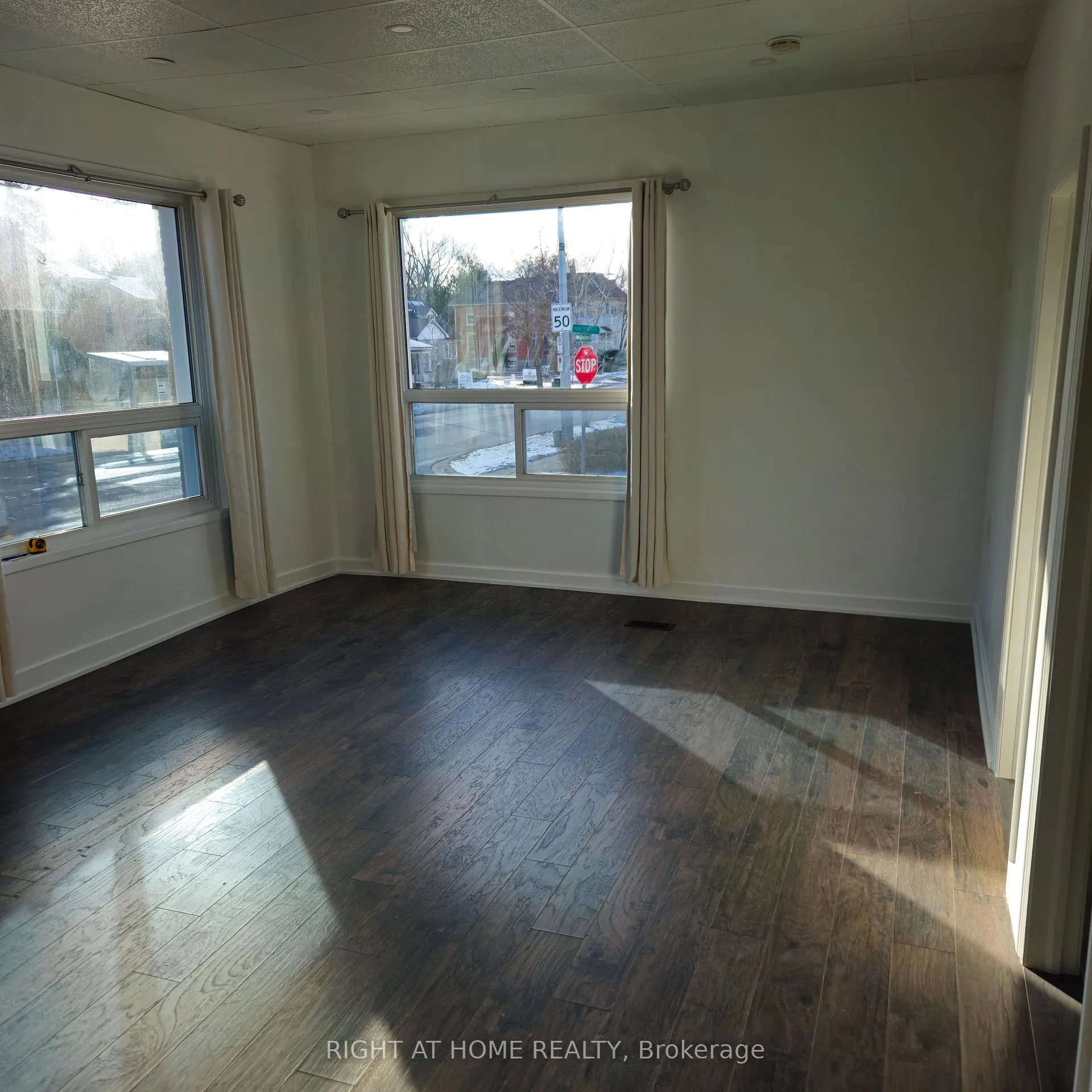 Photo 8 of Unit 1, 64 Wellington Street E, Aurora, Aurora Village — HOMEH