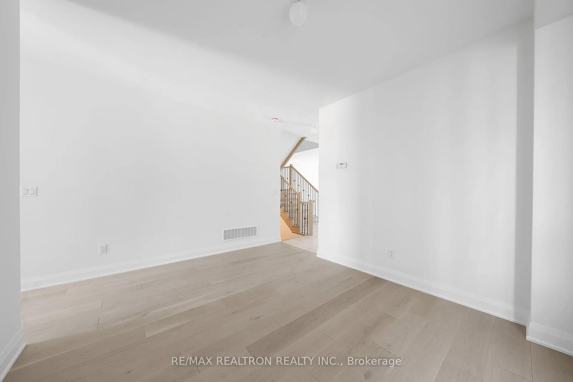 Photo 9 of 1341 Davis Loop, Innisfil, Lefroy — HOMEH