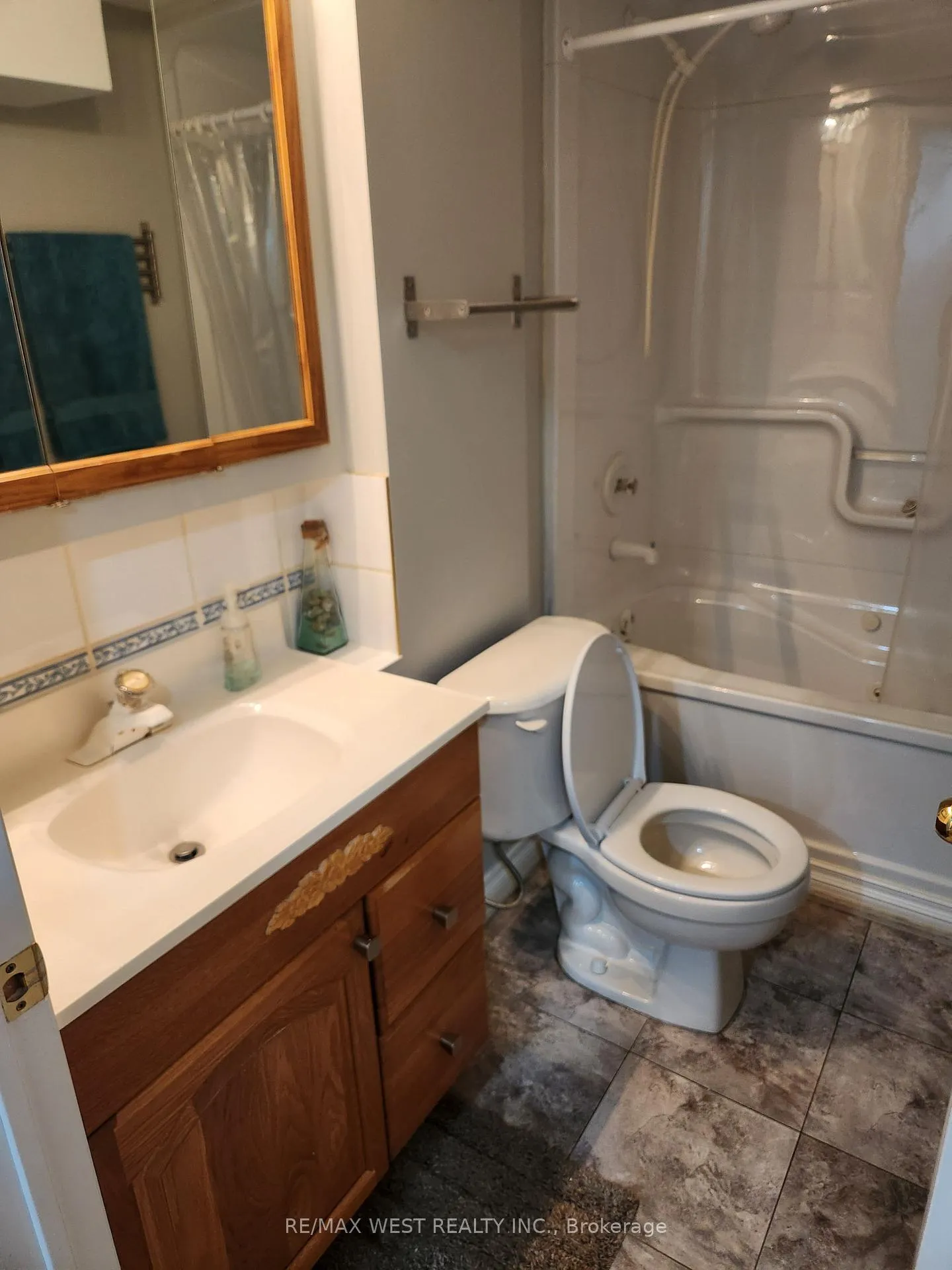 Photo 10 of Unit Bsmt, 12 Kettle Court, Vaughan, Maple — HOMEH