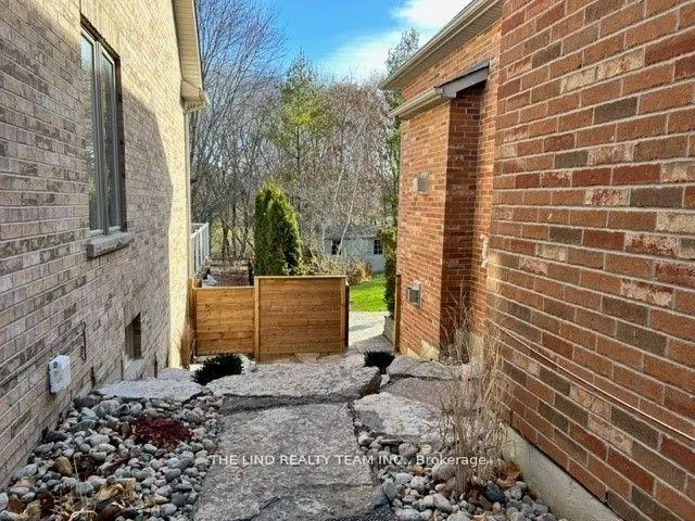 Photo 4 of 173 Roselena Drive, King, Schomberg — HOMEH