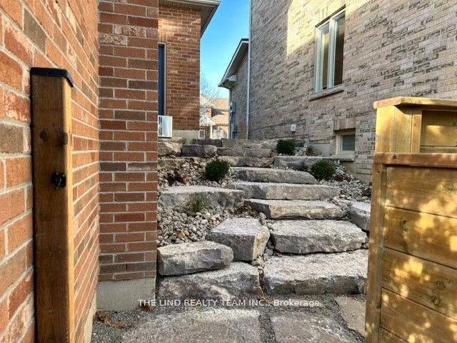 Photo 5 of 173 Roselena Drive, King, Schomberg — HOMEH