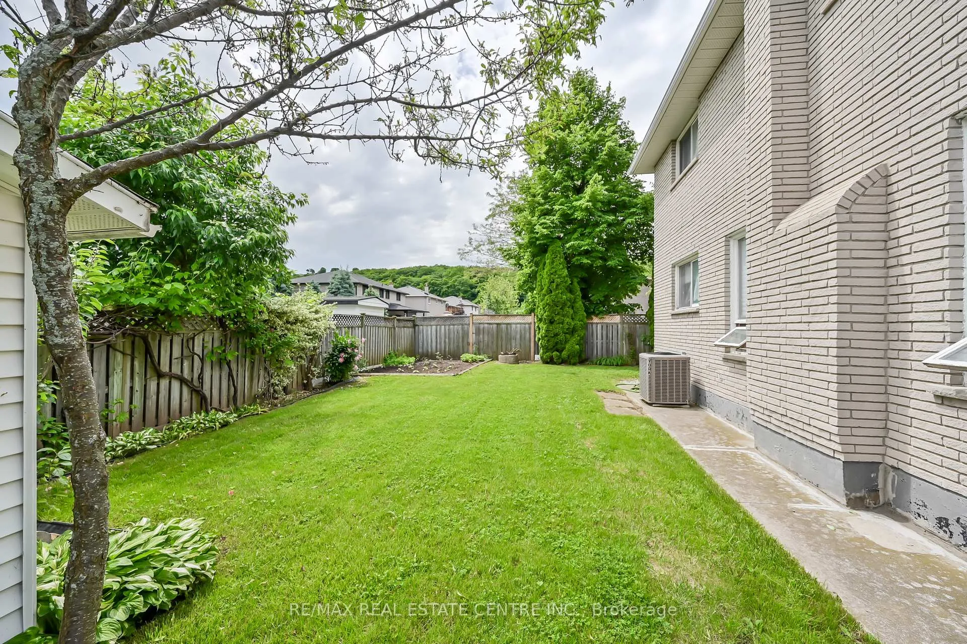 Photo 39 of 30 Goldcrest Drive, Hamilton, Stoney Creek — HOMEH