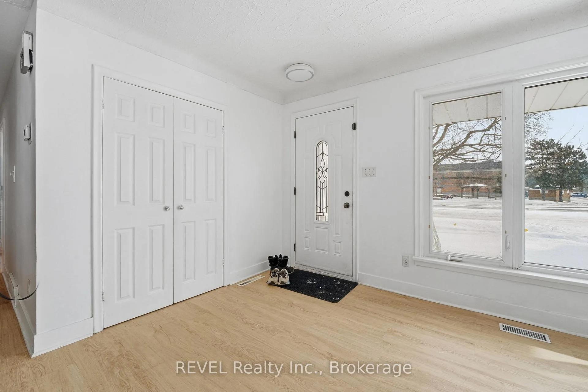 Photo 4 of 10 Redwood Avenue, St. Catharines, Bunting/Linwell — HOMEH