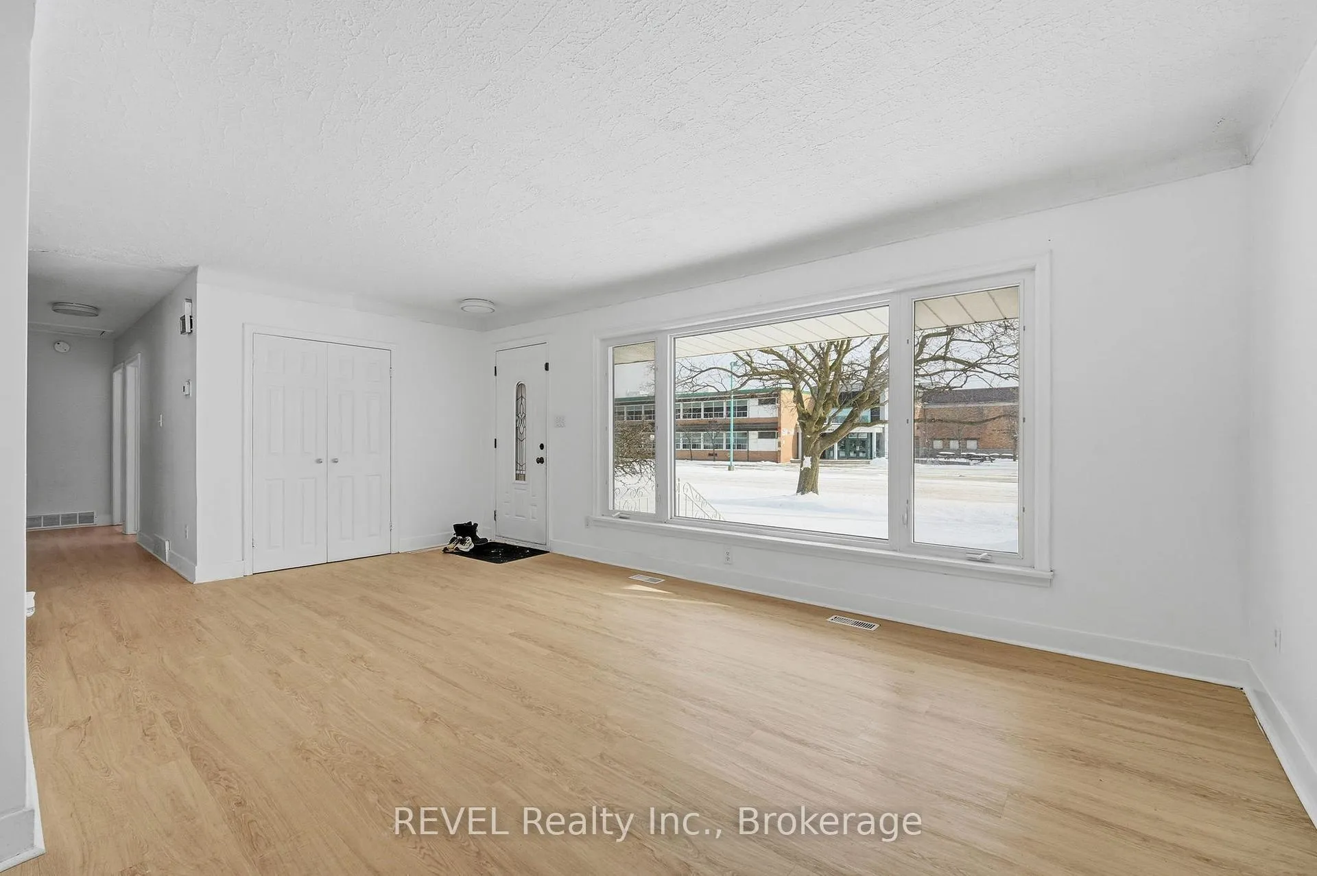 Photo 5 of 10 Redwood Avenue, St. Catharines, Bunting/Linwell — HOMEH