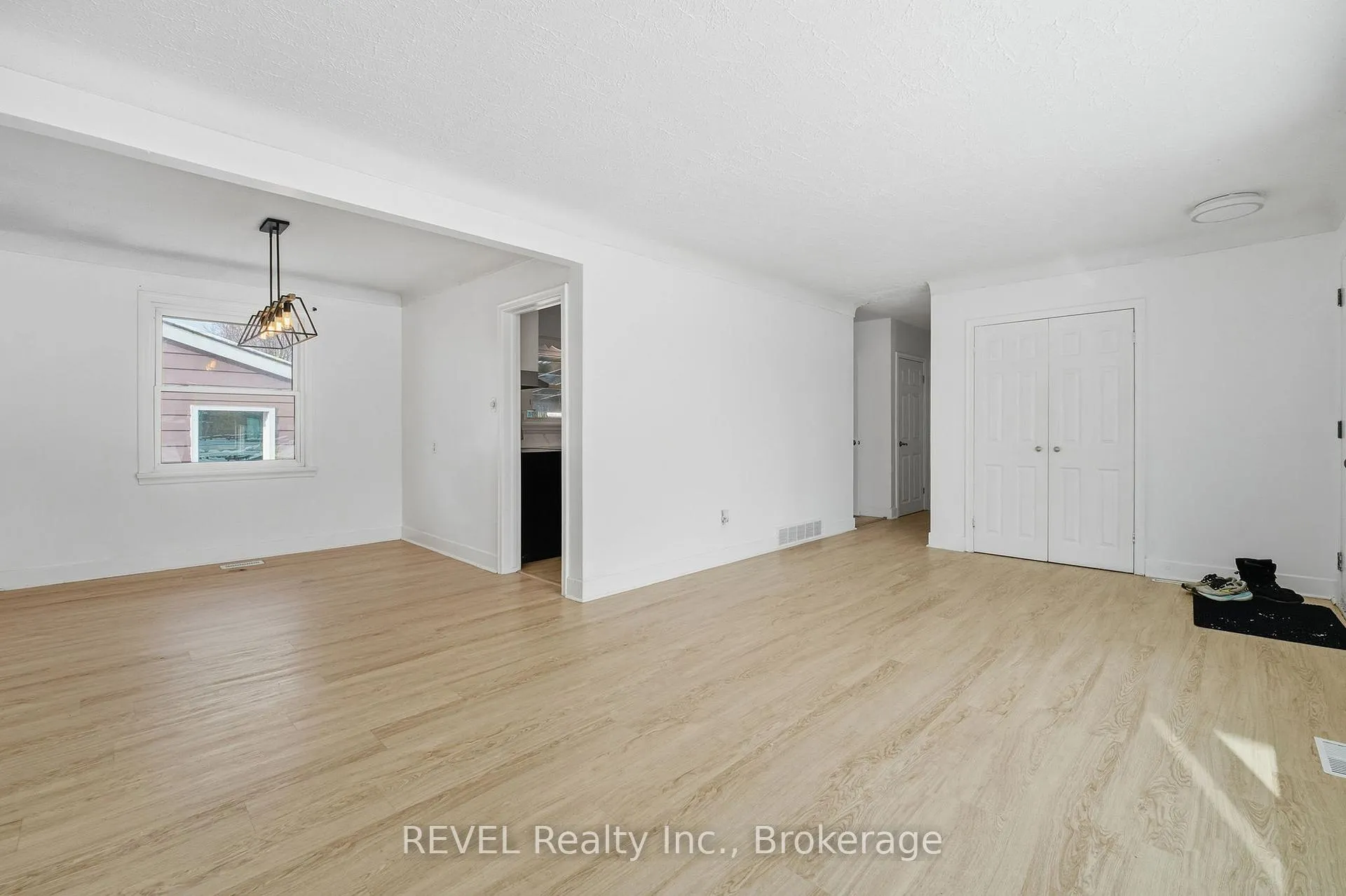 Photo 7 of 10 Redwood Avenue, St. Catharines, Bunting/Linwell — HOMEH