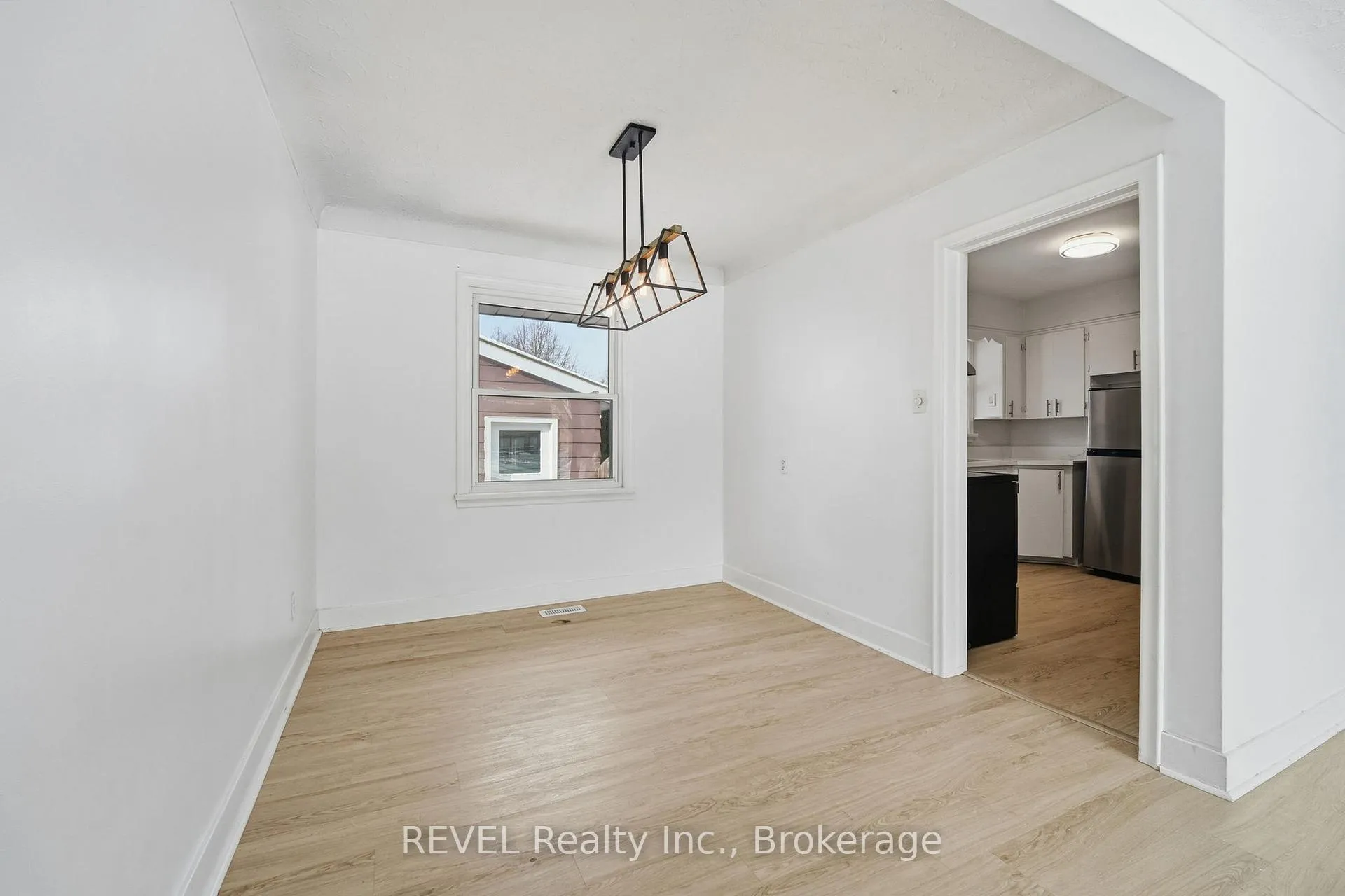 Photo 8 of 10 Redwood Avenue, St. Catharines, Bunting/Linwell — HOMEH