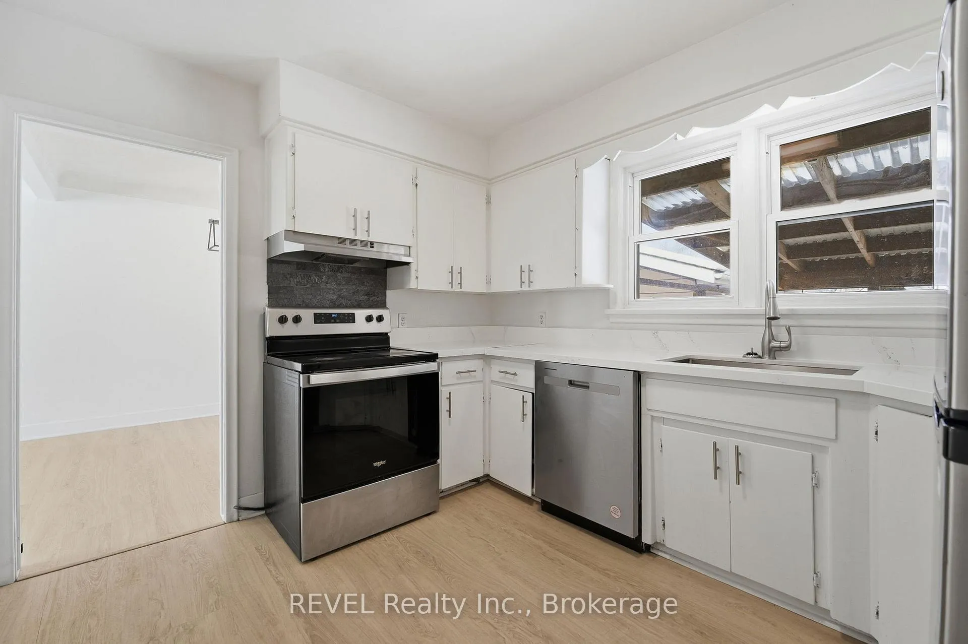 Photo 9 of 10 Redwood Avenue, St. Catharines, Bunting/Linwell — HOMEH