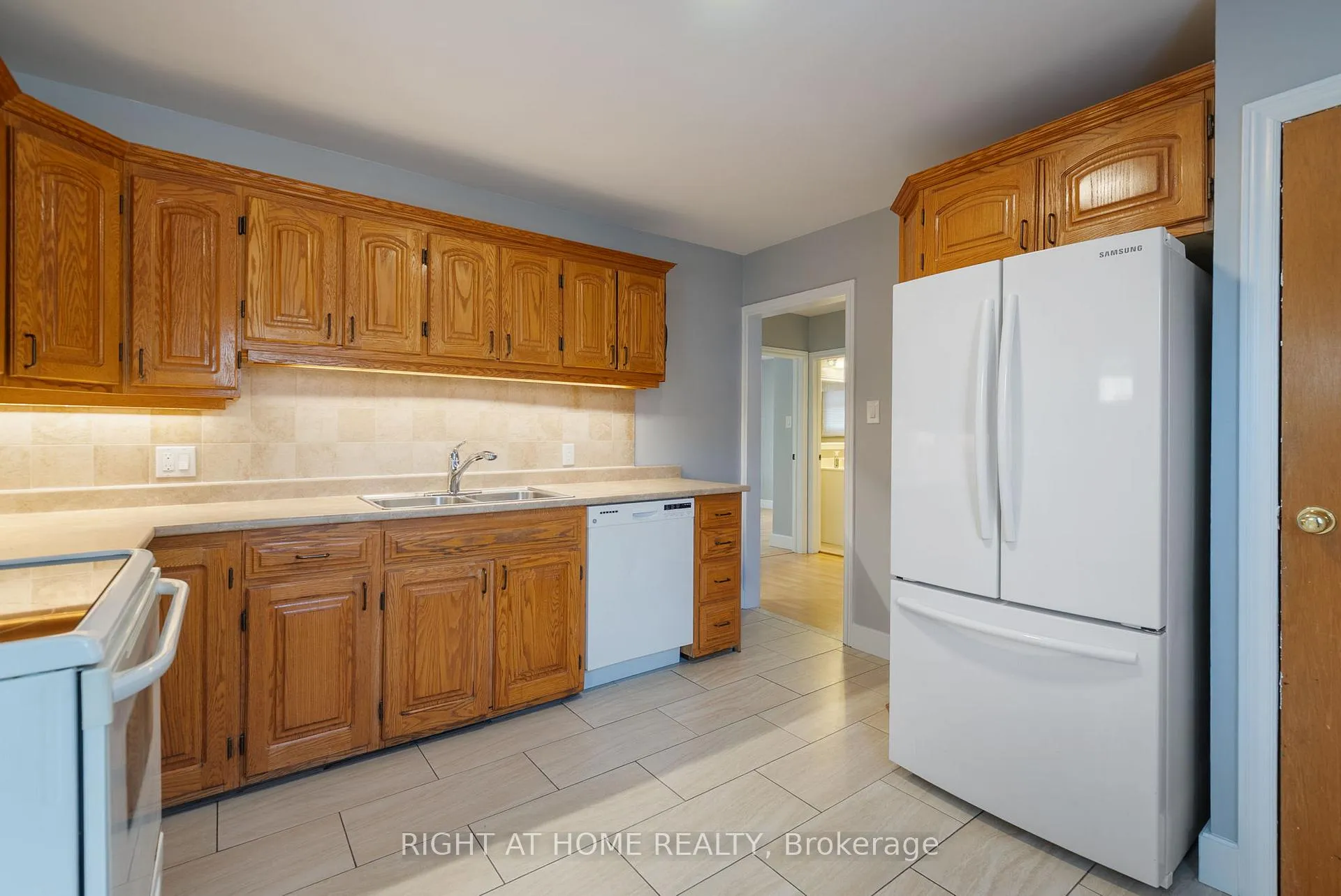 Photo 8 of 106 John Street W, Whitby, Downtown Whitby — HOMEH