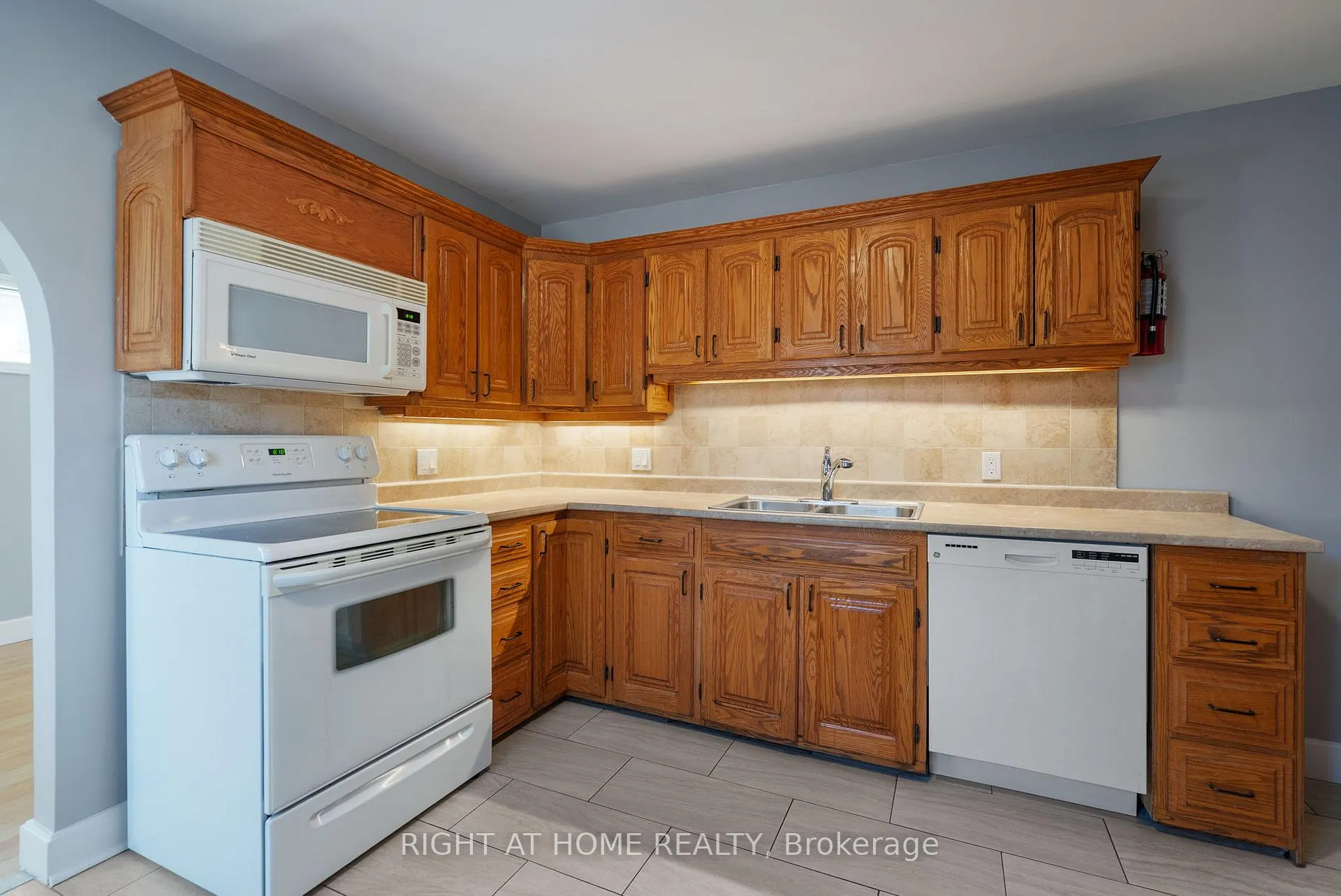 Photo 10 of 106 John Street W, Whitby, Downtown Whitby — HOMEH