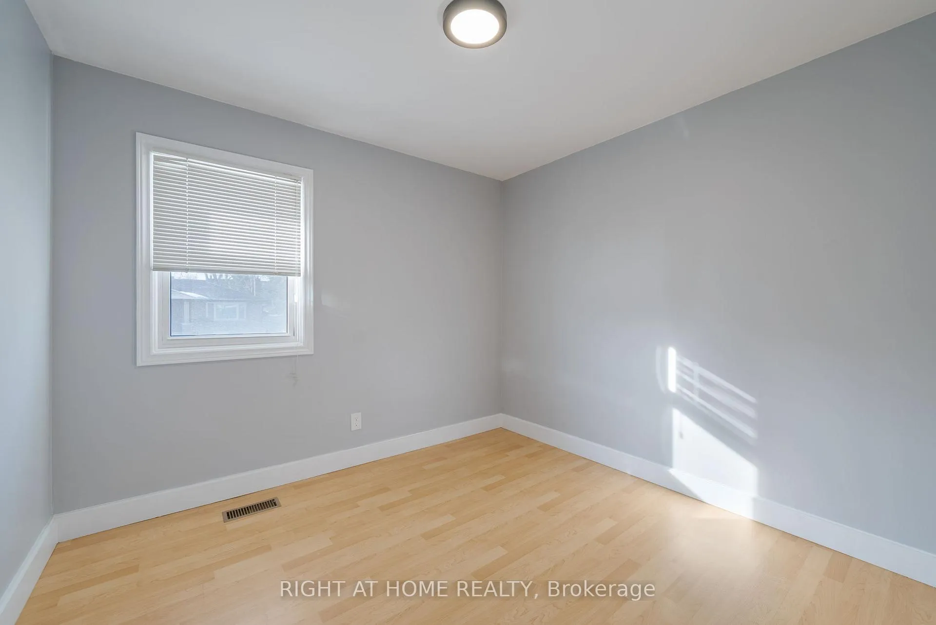 Photo 13 of 106 John Street W, Whitby, Downtown Whitby — HOMEH