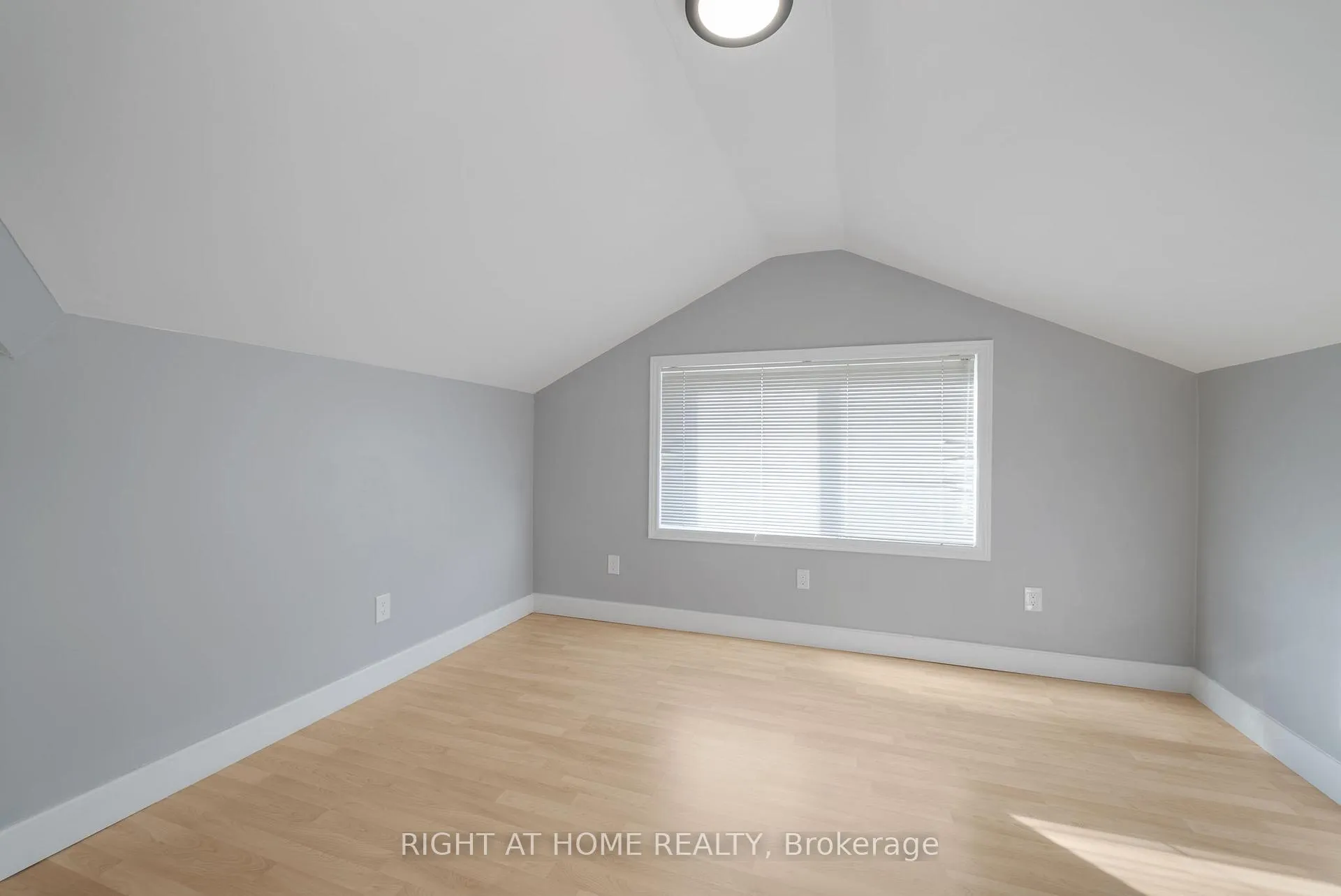 Photo 17 of 106 John Street W, Whitby, Downtown Whitby — HOMEH
