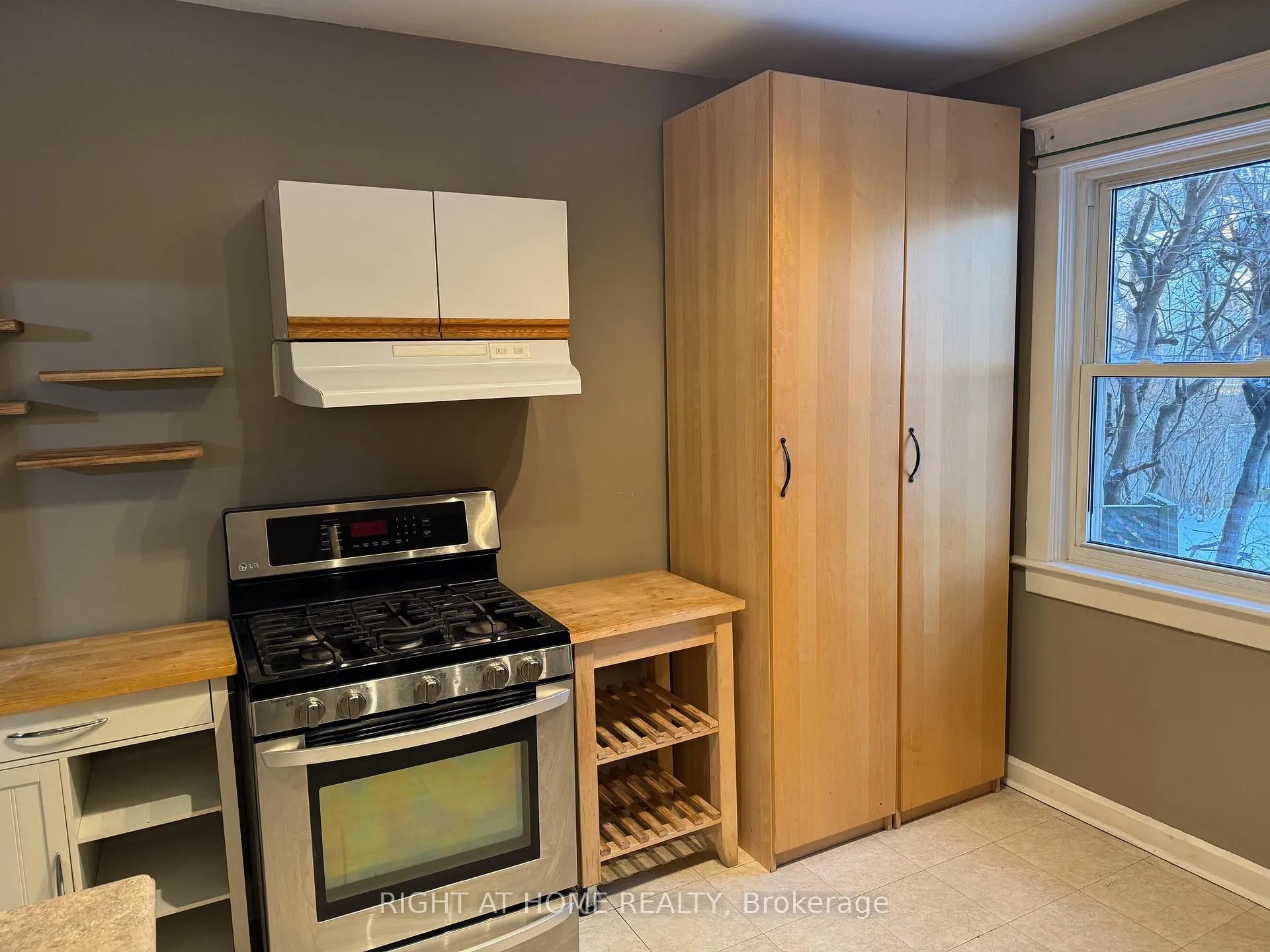 Photo 9 of 304 Soudan Avenue, Toronto, Mount Pleasant East — HOMEH