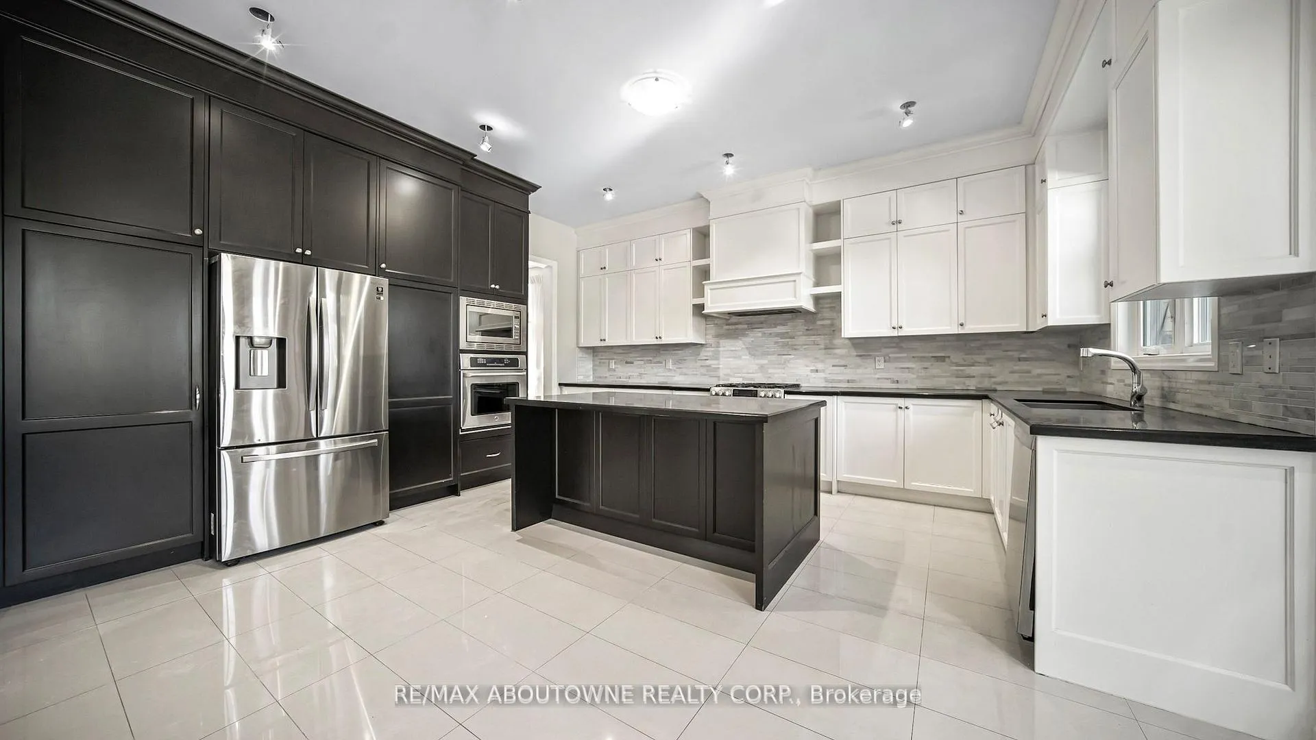 Photo 9 of 129 Robert Berry Crescent, King, King City — HOMEH