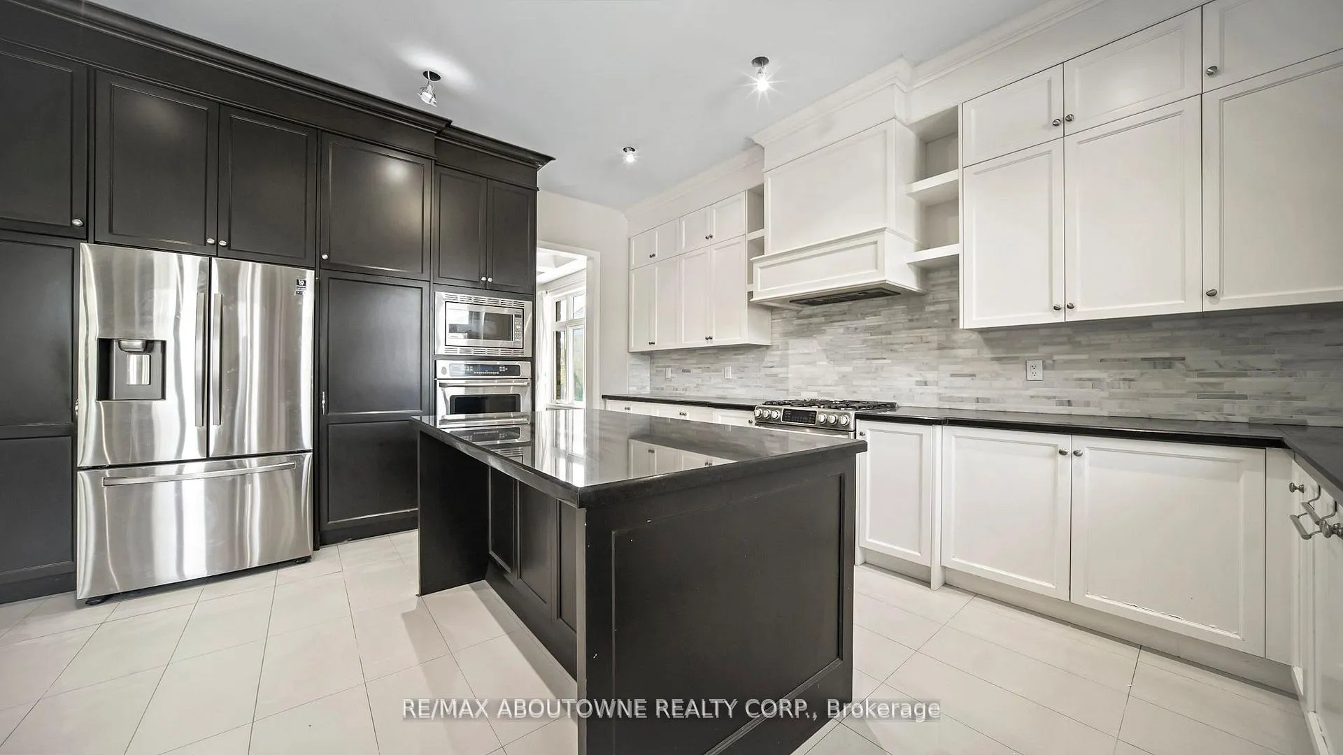 Photo 10 of 129 Robert Berry Crescent, King, King City — HOMEH