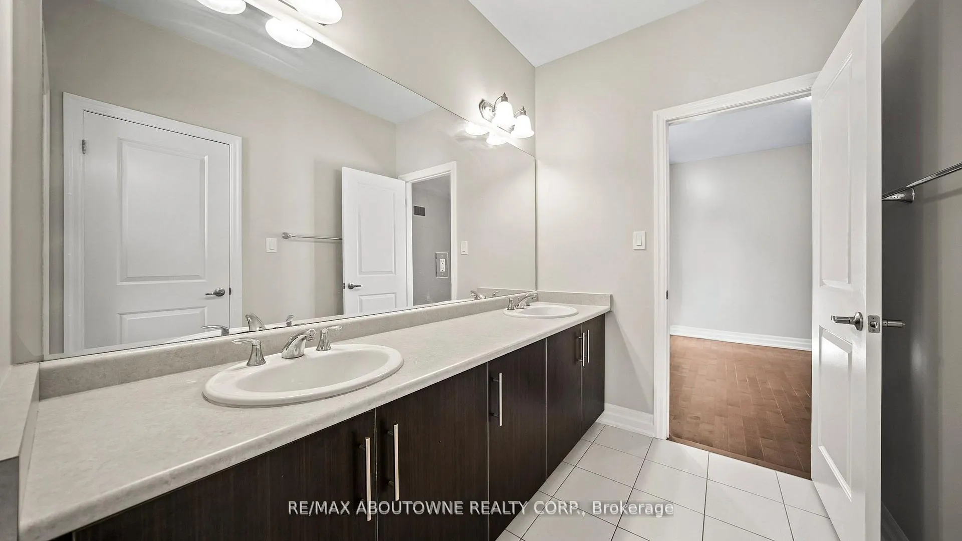 Photo 15 of 129 Robert Berry Crescent, King, King City — HOMEH