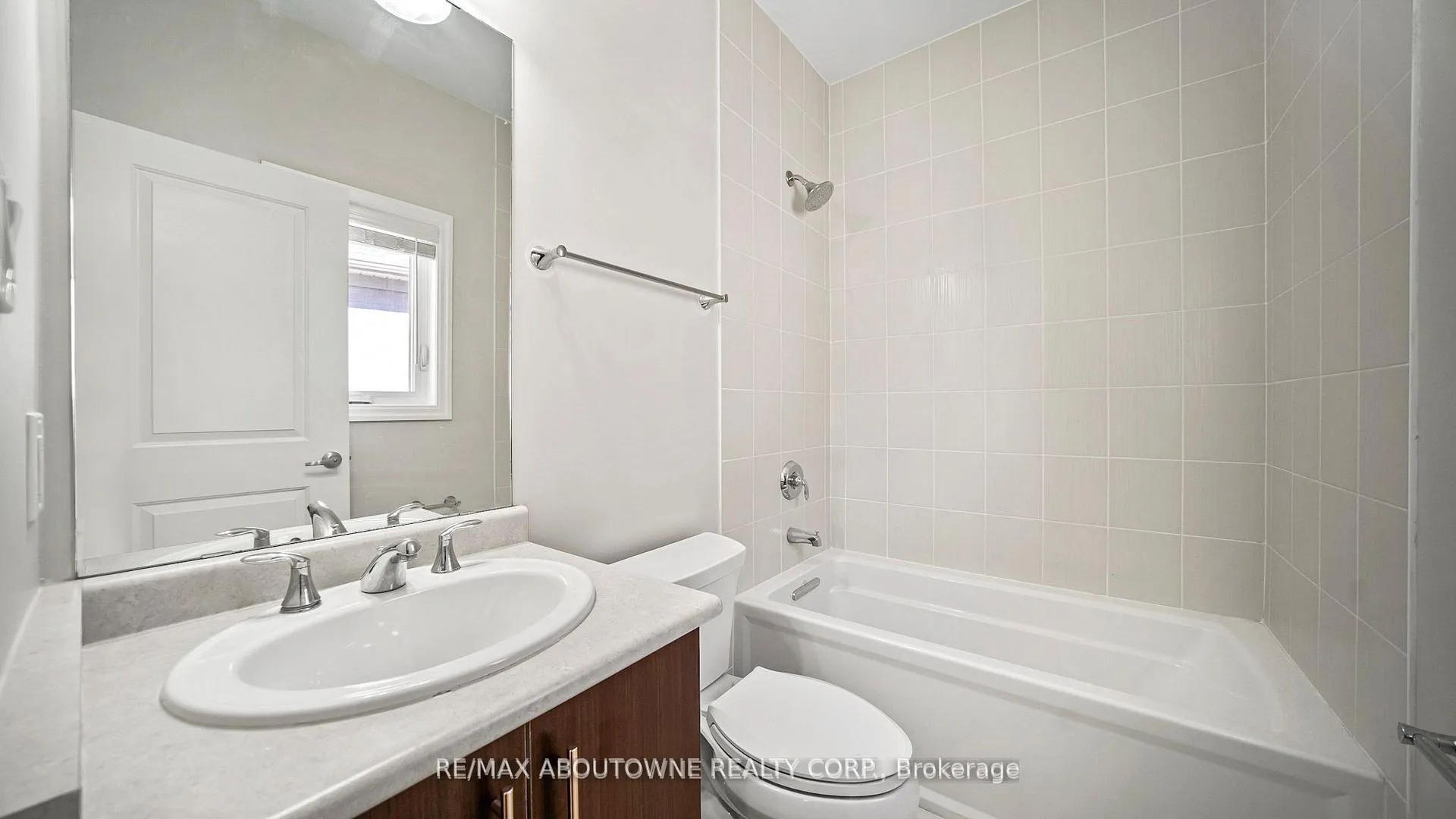 Photo 21 of 129 Robert Berry Crescent, King, King City — HOMEH