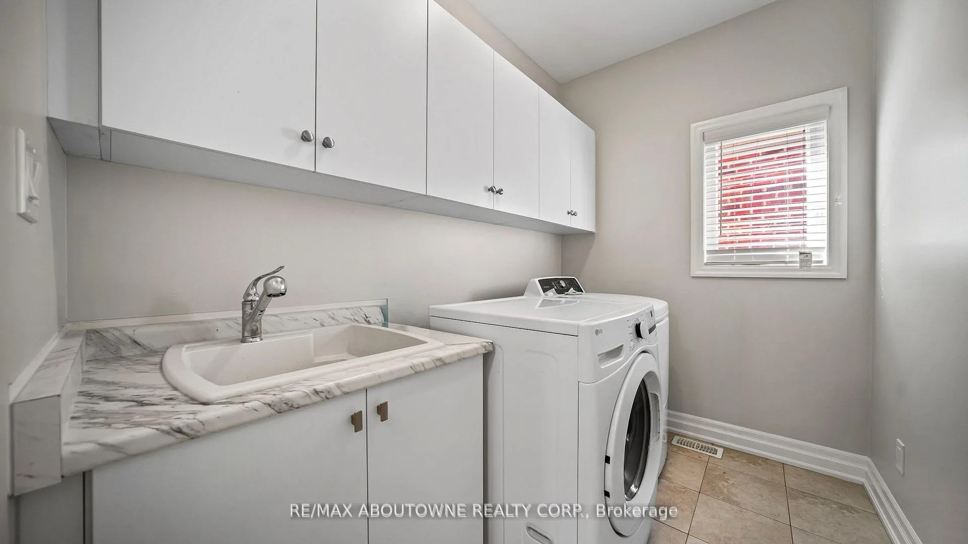 Photo 22 of 129 Robert Berry Crescent, King, King City — HOMEH