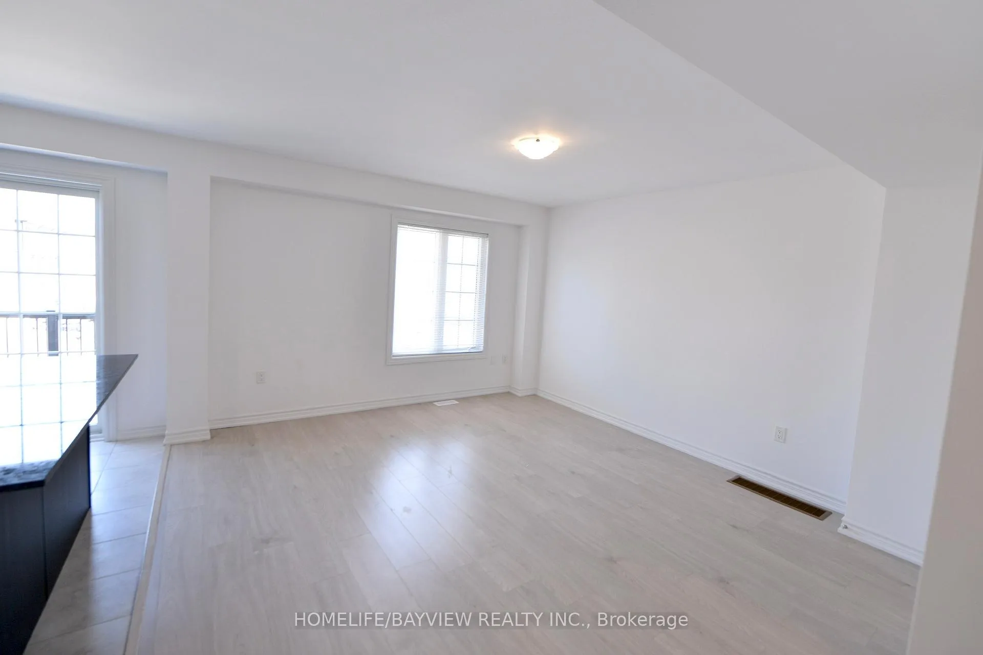 Photo 10 of 78 Pumpkin Corner Crescent, Barrie, Innis-Shore — HOMEH
