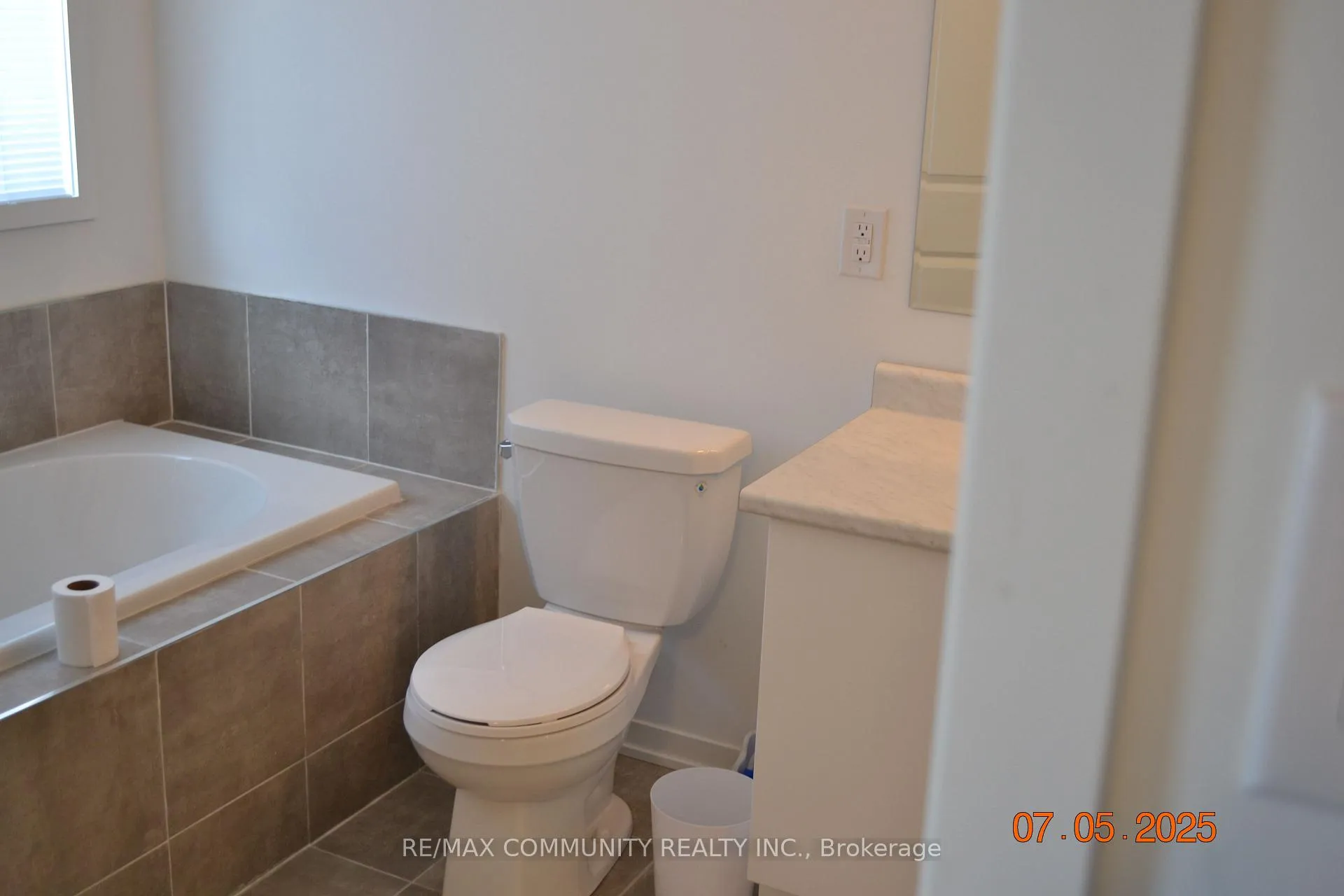 Photo 7 of 809 Conlin Rd E, Oshawa, Samac — HOMEH