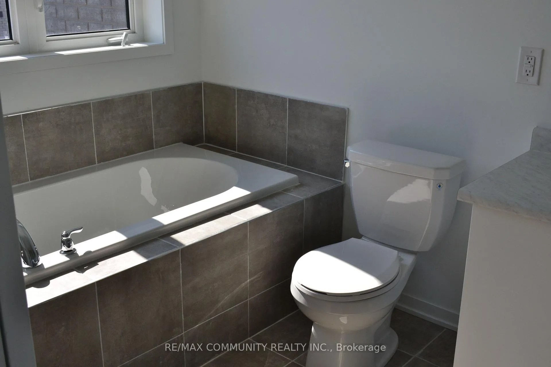 Photo 15 of 809 Conlin Rd E, Oshawa, Samac — HOMEH