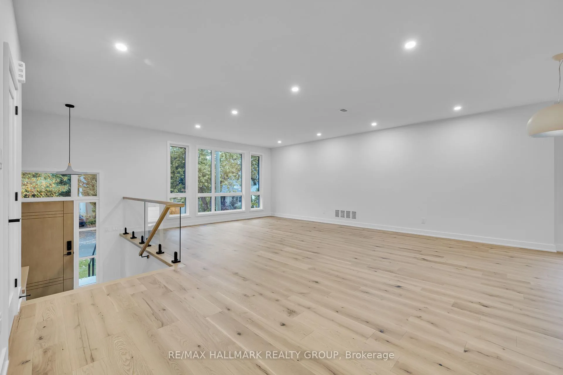 Photo 3 of 479 Wentworth Avenue E, Ottawa, Woodroffe — HOMEH