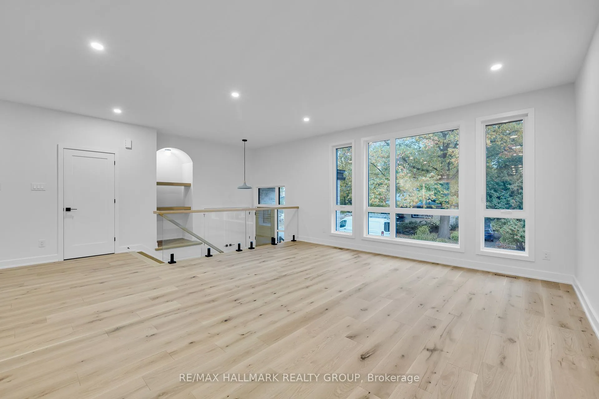 Photo 5 of 479 Wentworth Avenue E, Ottawa, Woodroffe — HOMEH