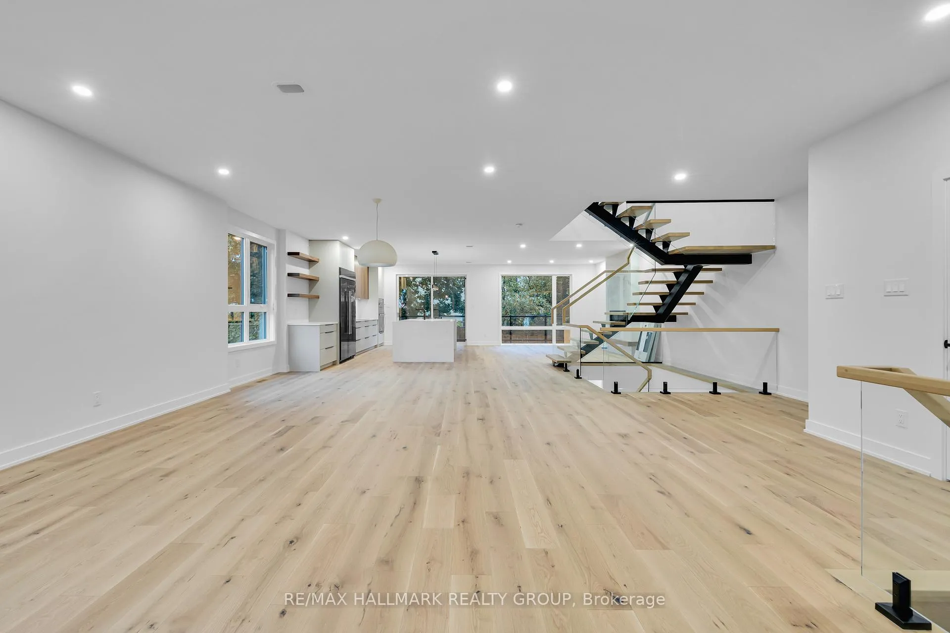 Photo 7 of 479 Wentworth Avenue E, Ottawa, Woodroffe — HOMEH
