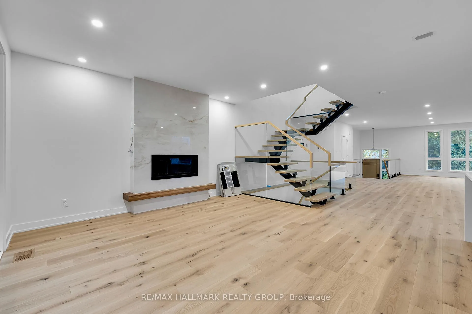 Photo 12 of 479 Wentworth Avenue E, Ottawa, Woodroffe — HOMEH