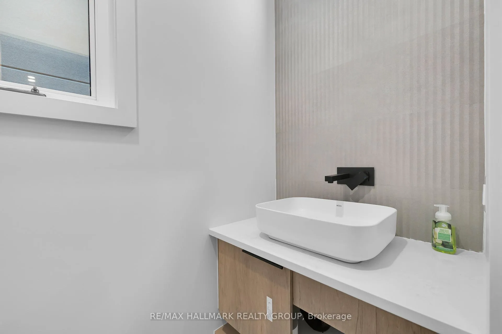 Photo 14 of 479 Wentworth Avenue E, Ottawa, Woodroffe — HOMEH