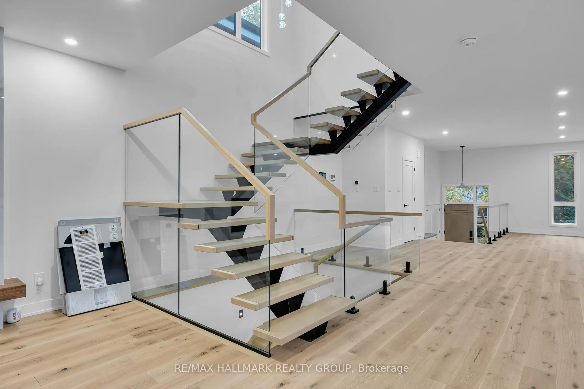 Photo 15 of 479 Wentworth Avenue E, Ottawa, Woodroffe — HOMEH