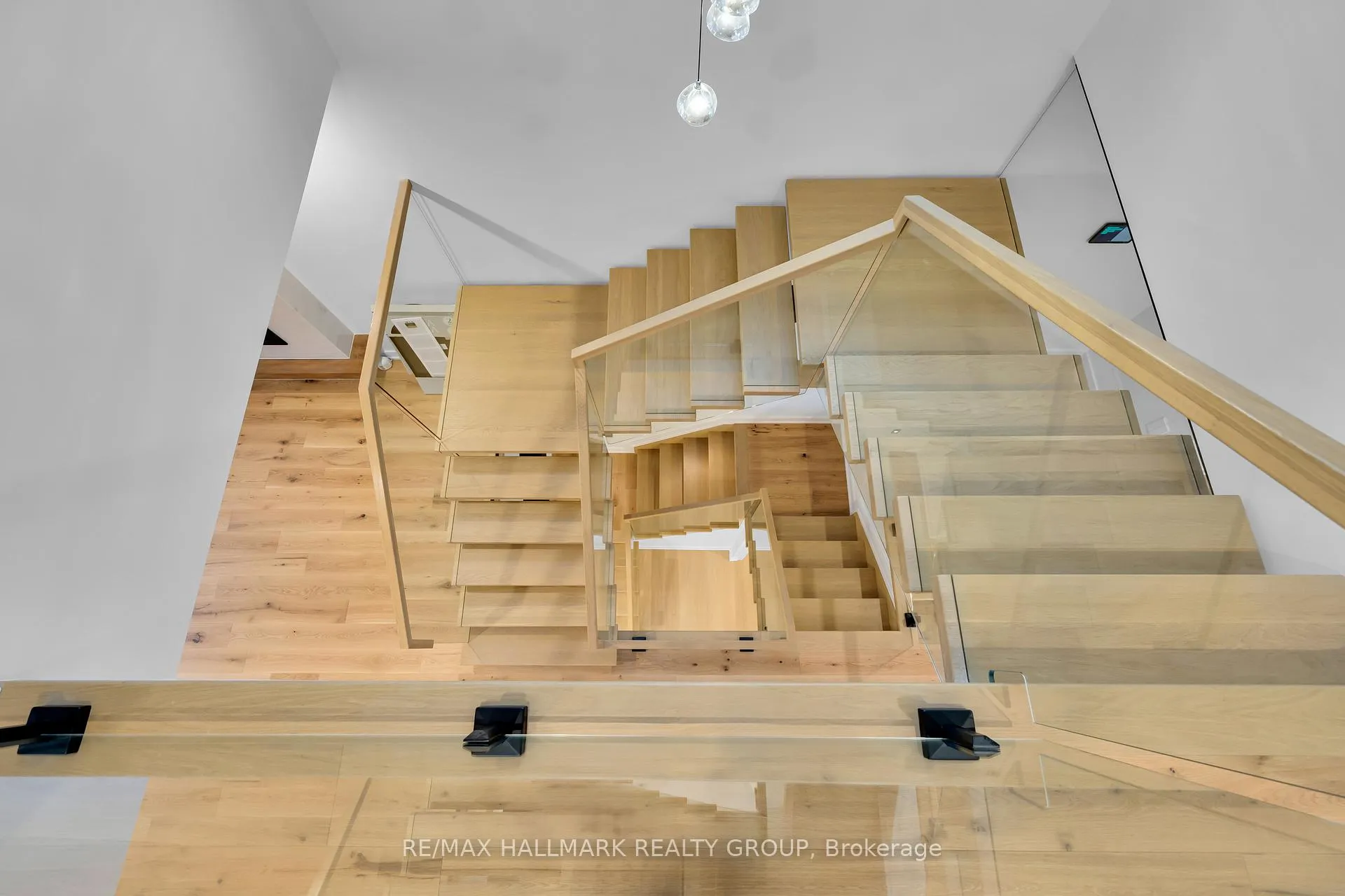 Photo 16 of 479 Wentworth Avenue E, Ottawa, Woodroffe — HOMEH