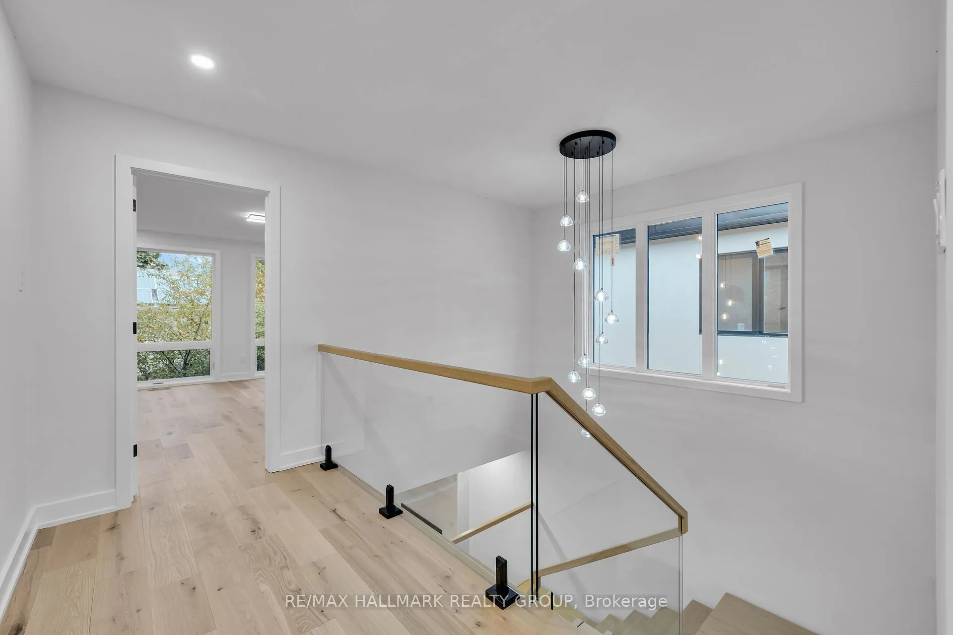Photo 17 of 479 Wentworth Avenue E, Ottawa, Woodroffe — HOMEH
