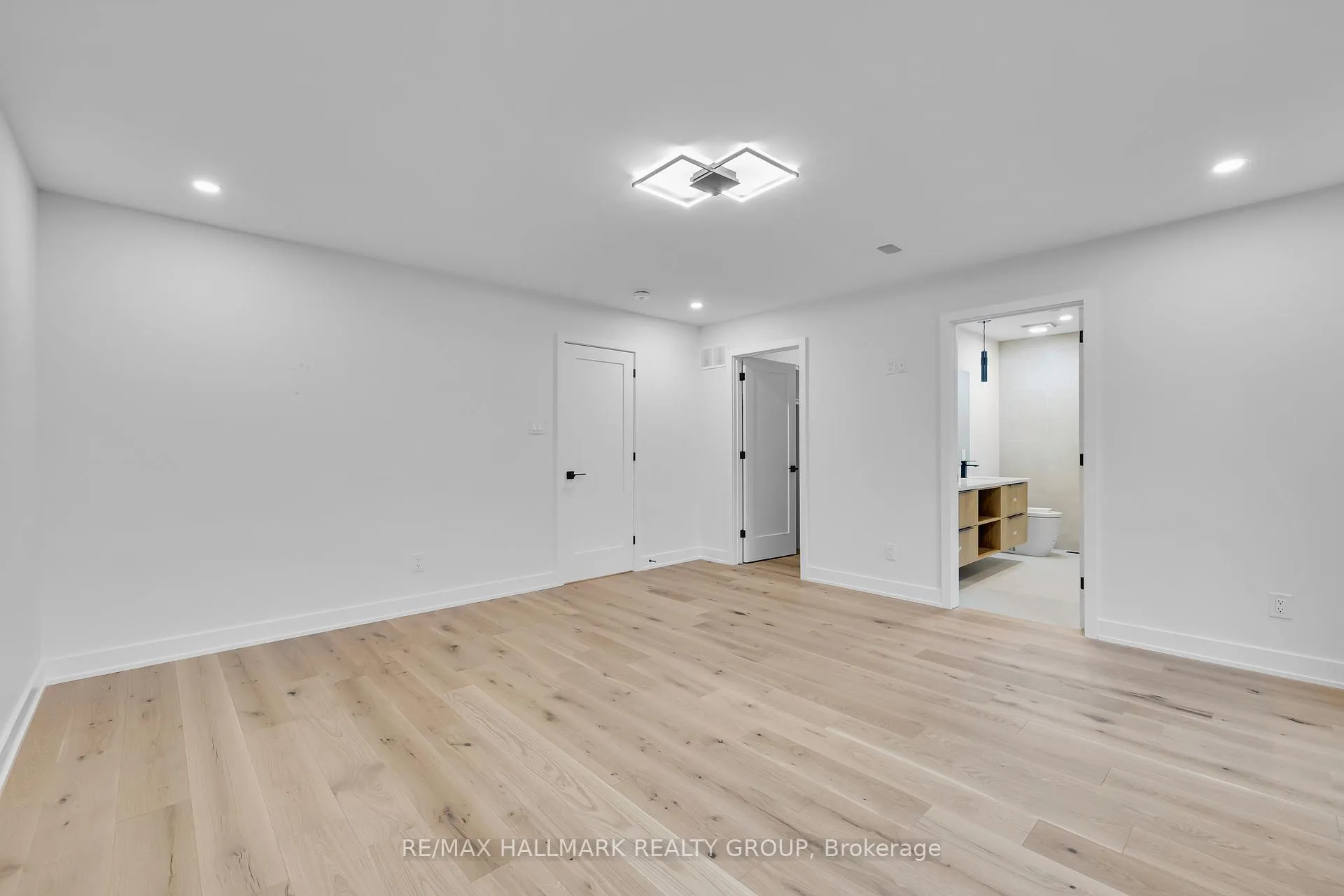 Photo 19 of 479 Wentworth Avenue E, Ottawa, Woodroffe — HOMEH