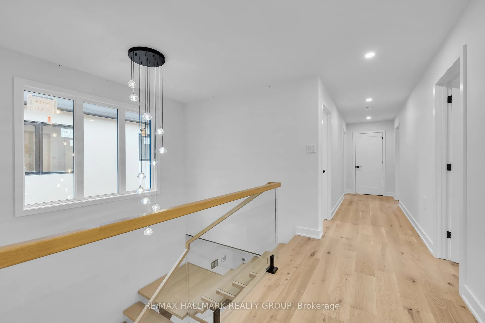 Photo 23 of 479 Wentworth Avenue E, Ottawa, Woodroffe — HOMEH