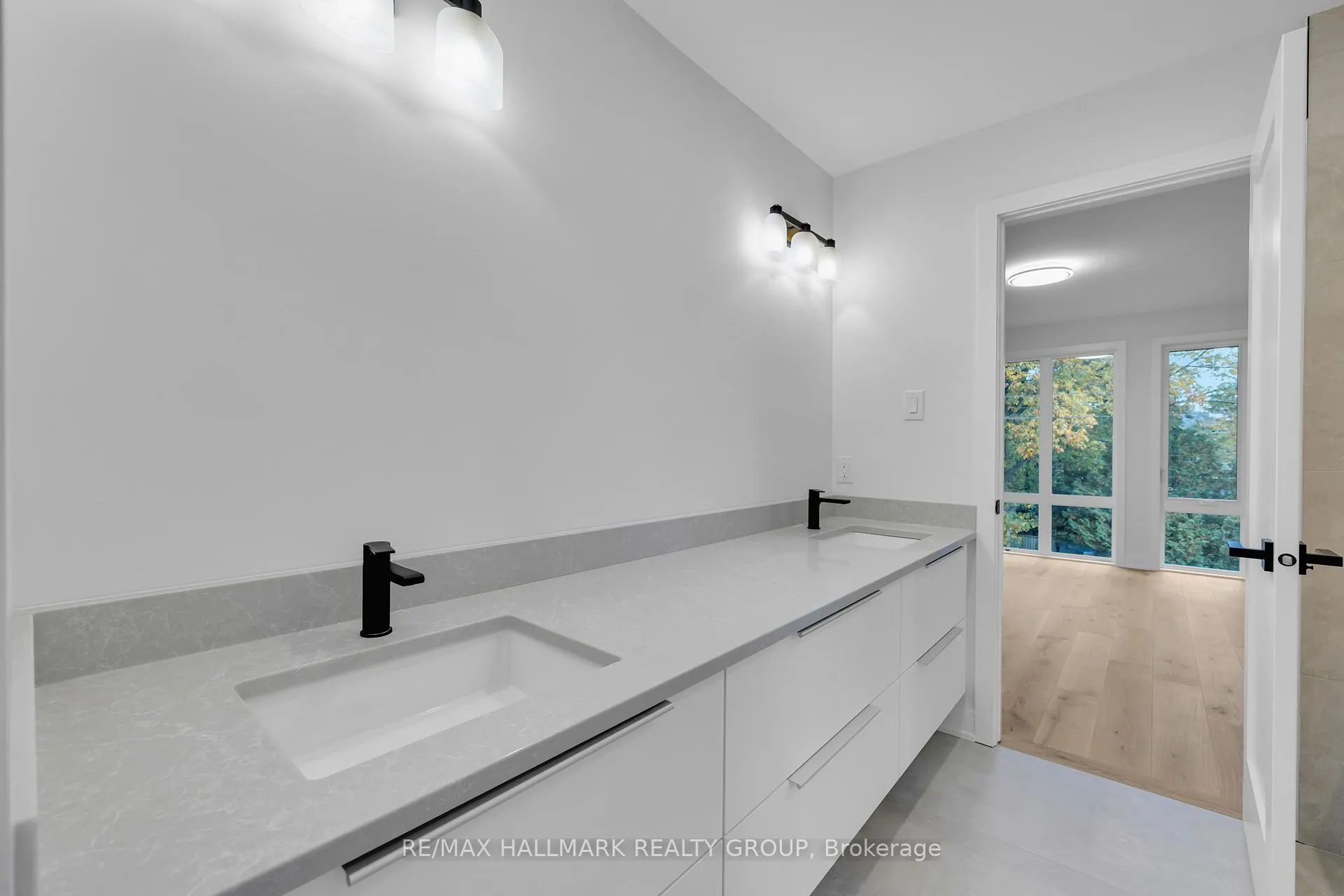 Photo 25 of 479 Wentworth Avenue E, Ottawa, Woodroffe — HOMEH