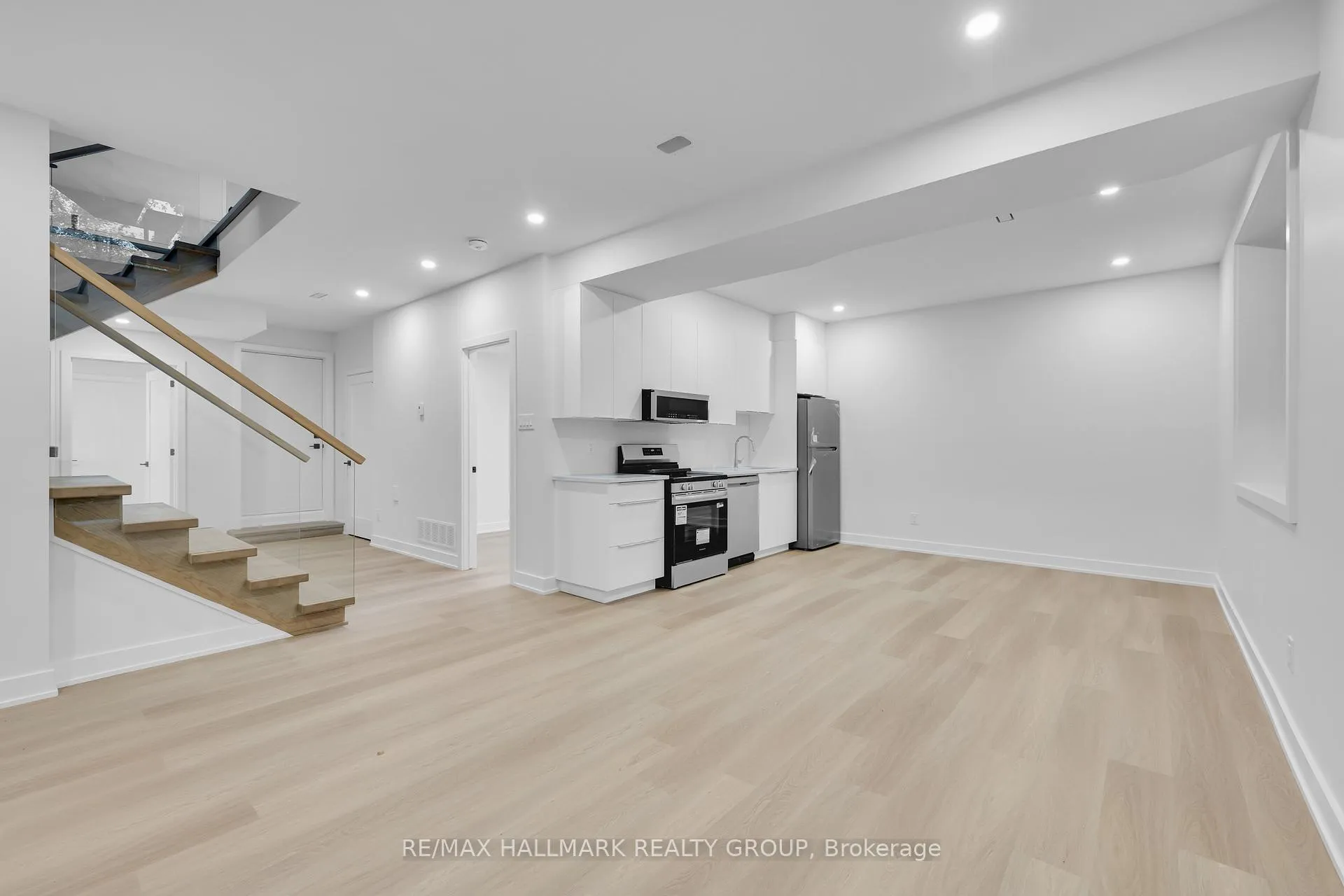 Photo 32 of 479 Wentworth Avenue E, Ottawa, Woodroffe — HOMEH
